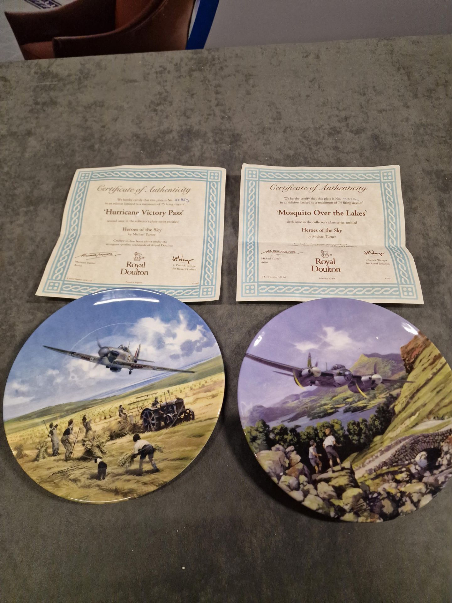 2x Royal Douton Limited Edition 'Heroes Of The Sky' 8" Plates Comprising Of Mosquito Over The - Bild 2 aus 11