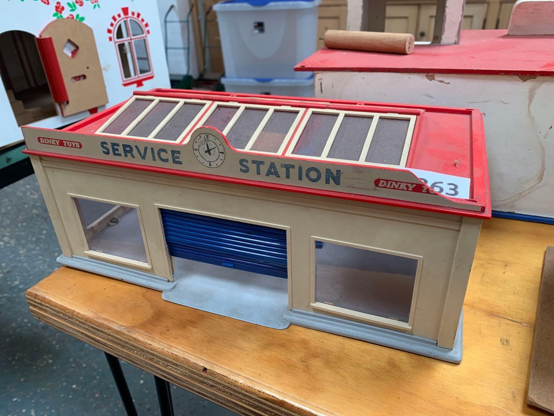 Dinky Toys Service Station Made From Plastic With Blue Roller Door One Of Two Doors Is Not Connected - Image 3 of 8