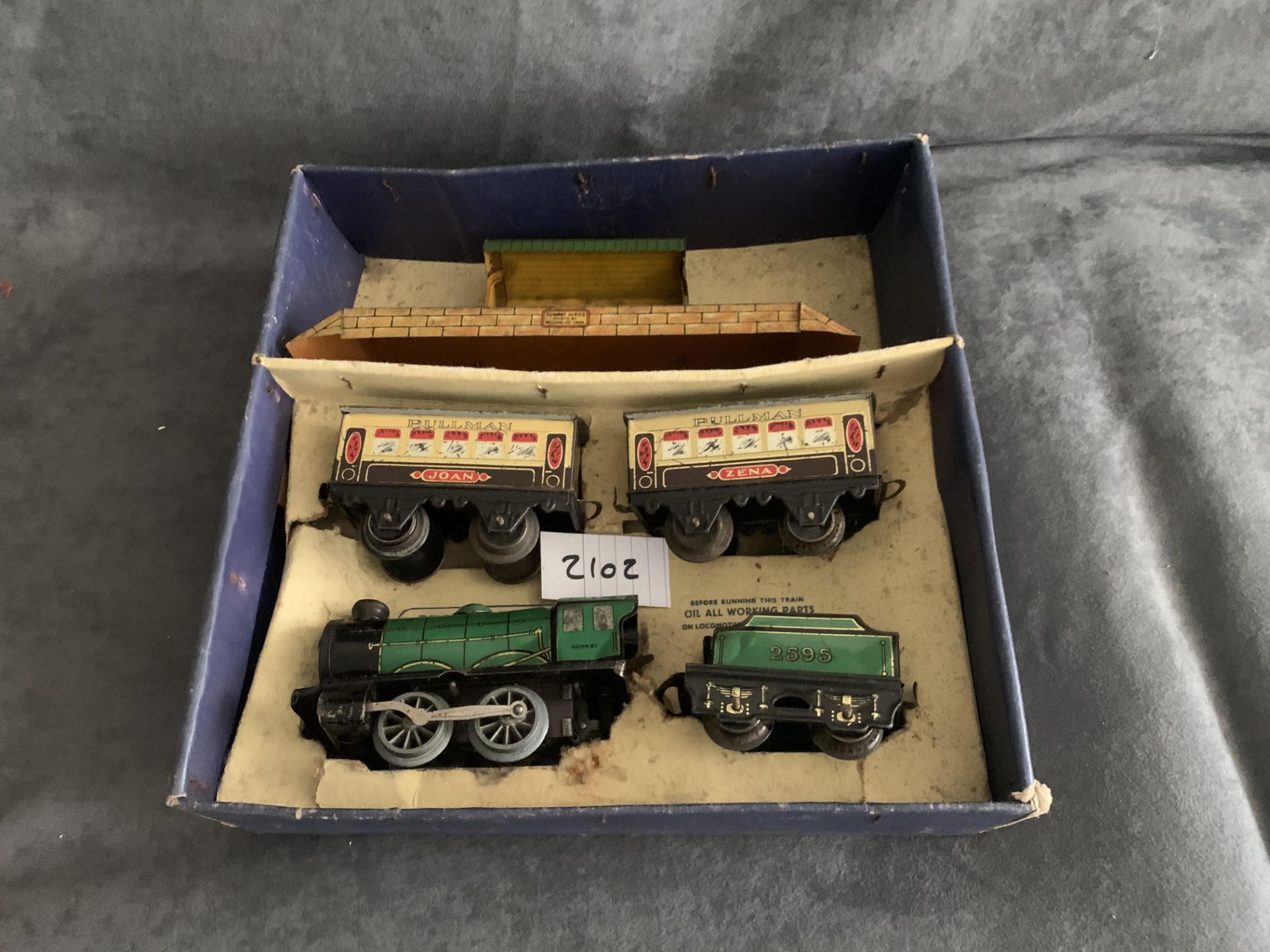 Hornby 0 Gauge - MO Clockwork Passenger Set With 0-4-0 Tender Locomotive No.2595, Joan And Zena - Bild 2 aus 5