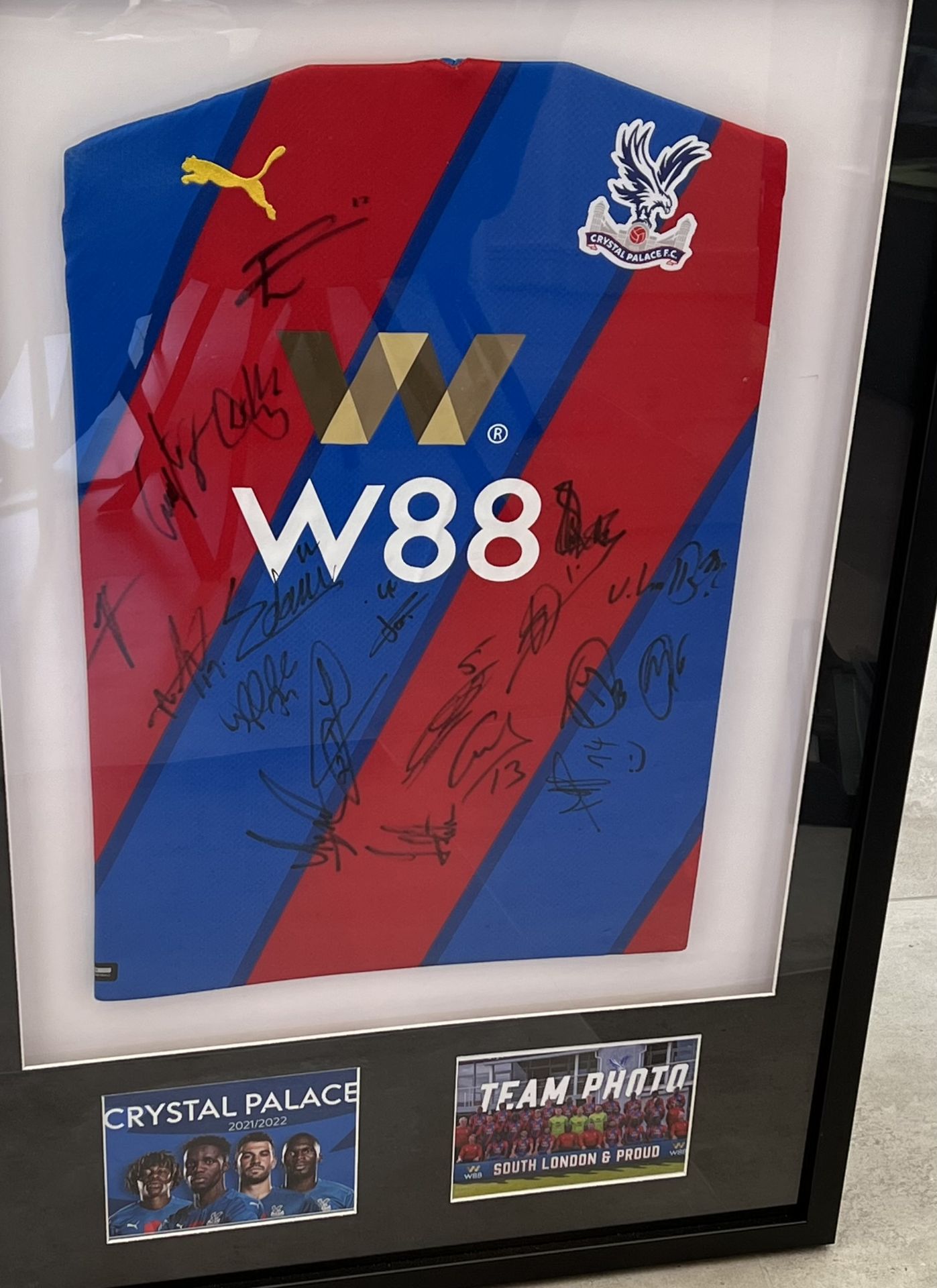 A Crystal Palace FC display, featuring a signed shirt from the 2021/22 season. The shirt is - Bild 3 aus 6