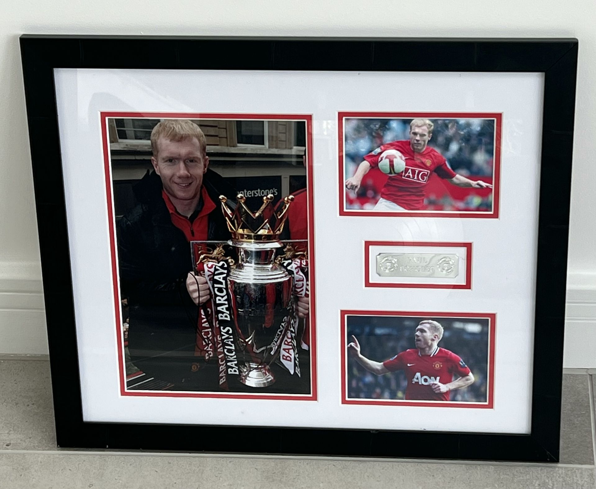 Hand signed Paul Scholes presentation featuring him with the Premier League winners trophy for