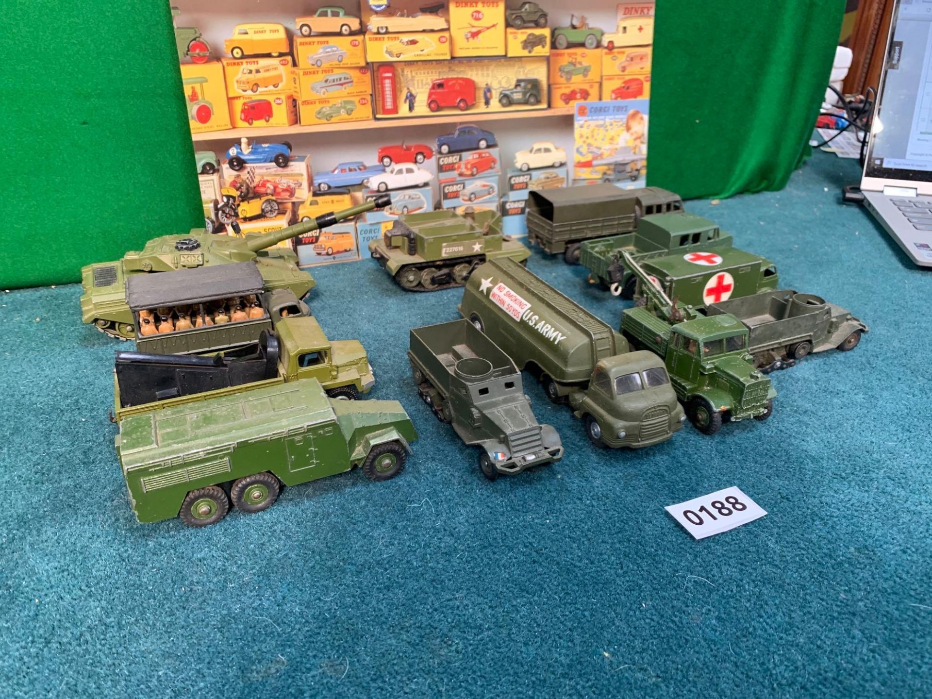 A Selection Of Dinky Military Vehicles To Include Various Tanks, Recovery Trucks, Medical And - Bild 4 aus 6