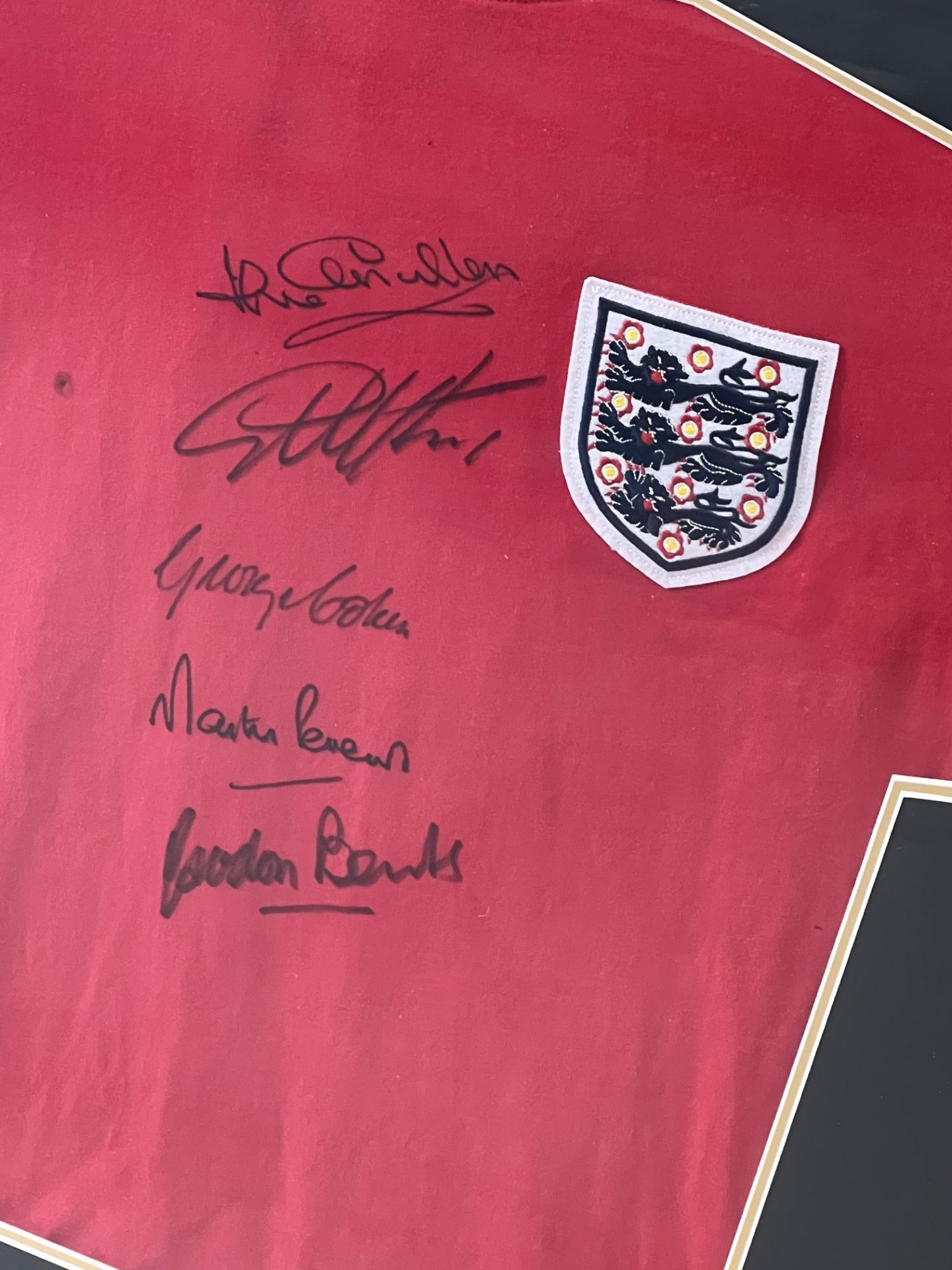 Hand signed England football shirt by 5 of the World Cup winning legends of 1966, Geoff Hurst, - Bild 3 aus 7