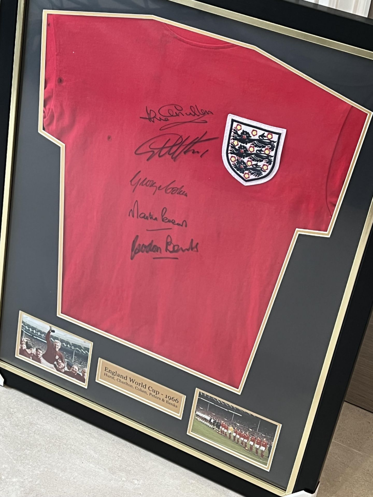 Hand signed England football shirt by 5 of the World Cup winning legends of 1966, Geoff Hurst, - Bild 2 aus 7