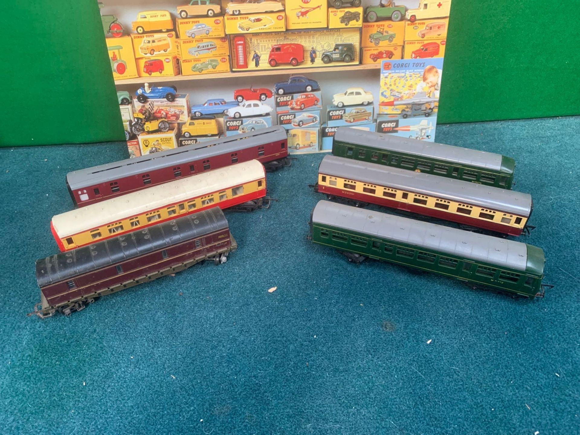 Lima 4506AF LMS Passenger Train Set Complete With Various Loose Train Carriages As Pictured