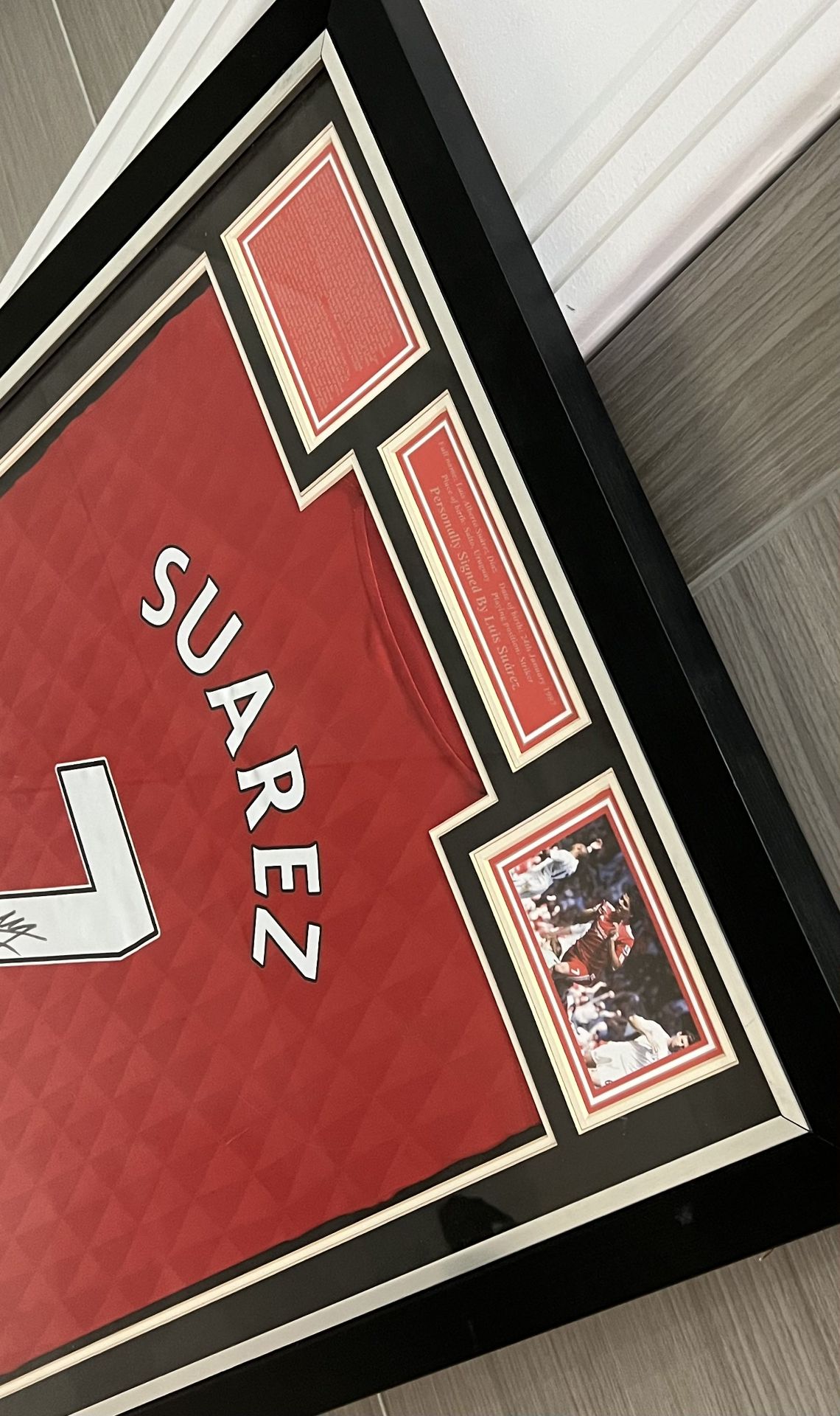 Authentic Luis SuÃ¡rez hand signed Liverypool 7 shirt. The shirt is displayed in a professional - Image 4 of 6