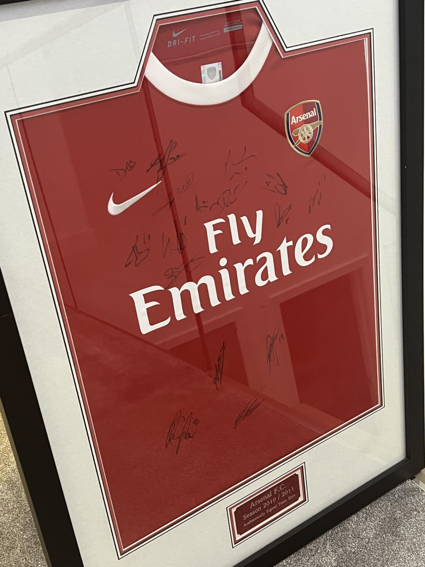 Authentic signed 2010/11 football shirt presentation hand signed by Arsenal F. C. . Presented in a - Bild 2 aus 8