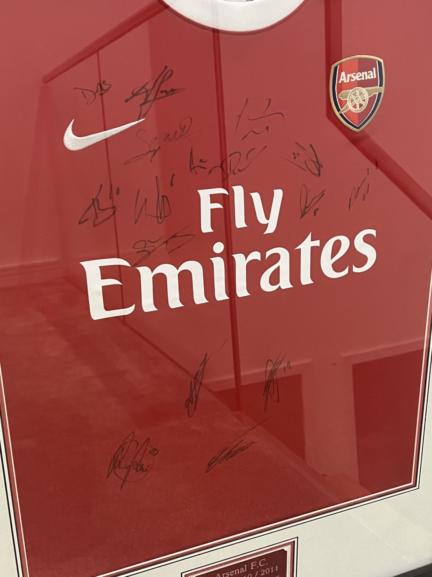 Authentic signed 2010/11 football shirt presentation hand signed by Arsenal F. C. . Presented in a - Bild 3 aus 8