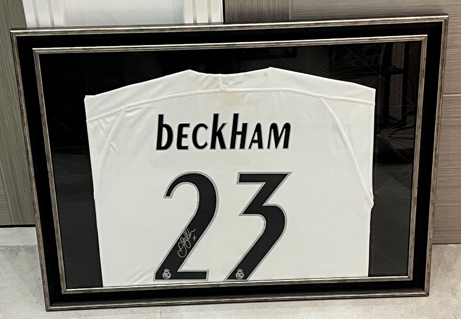 Hand signed Real Madrid football shirt signed by David Beckham presented within a silver and black - Bild 2 aus 10
