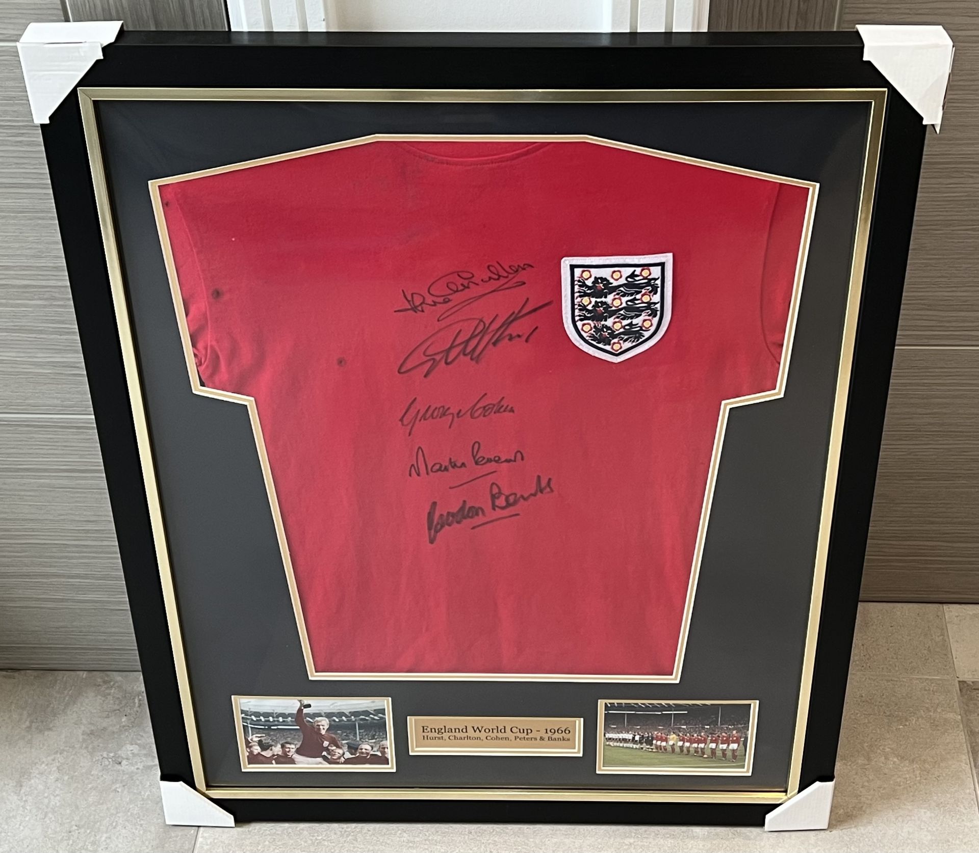 Hand signed England football shirt by 5 of the World Cup winning legends of 1966, Geoff Hurst, - Bild 4 aus 7