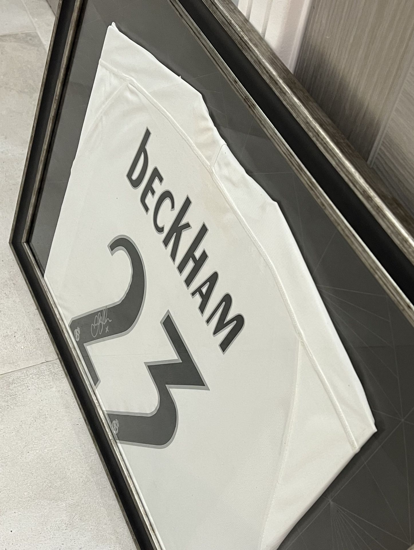 Hand signed Real Madrid football shirt signed by David Beckham presented within a silver and black - Bild 8 aus 10