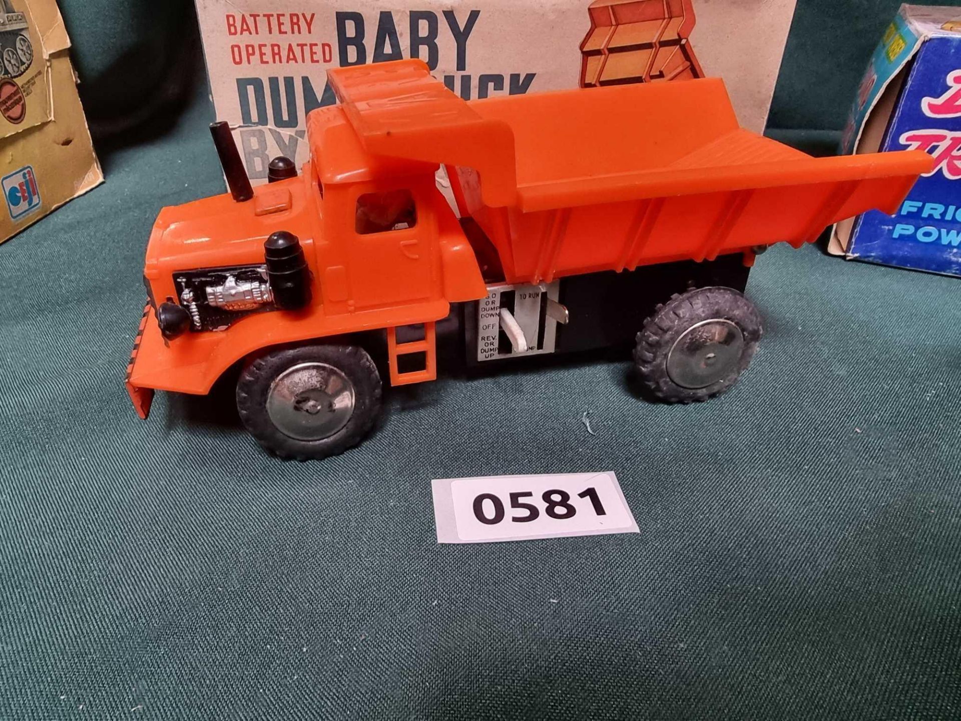 4 X Vintage Toys Comprising Of Marx Battery Operate Baby Dump Truck Orange Ã‚â‚¬Å’ Tyre And Wheel - Bild 4 aus 5