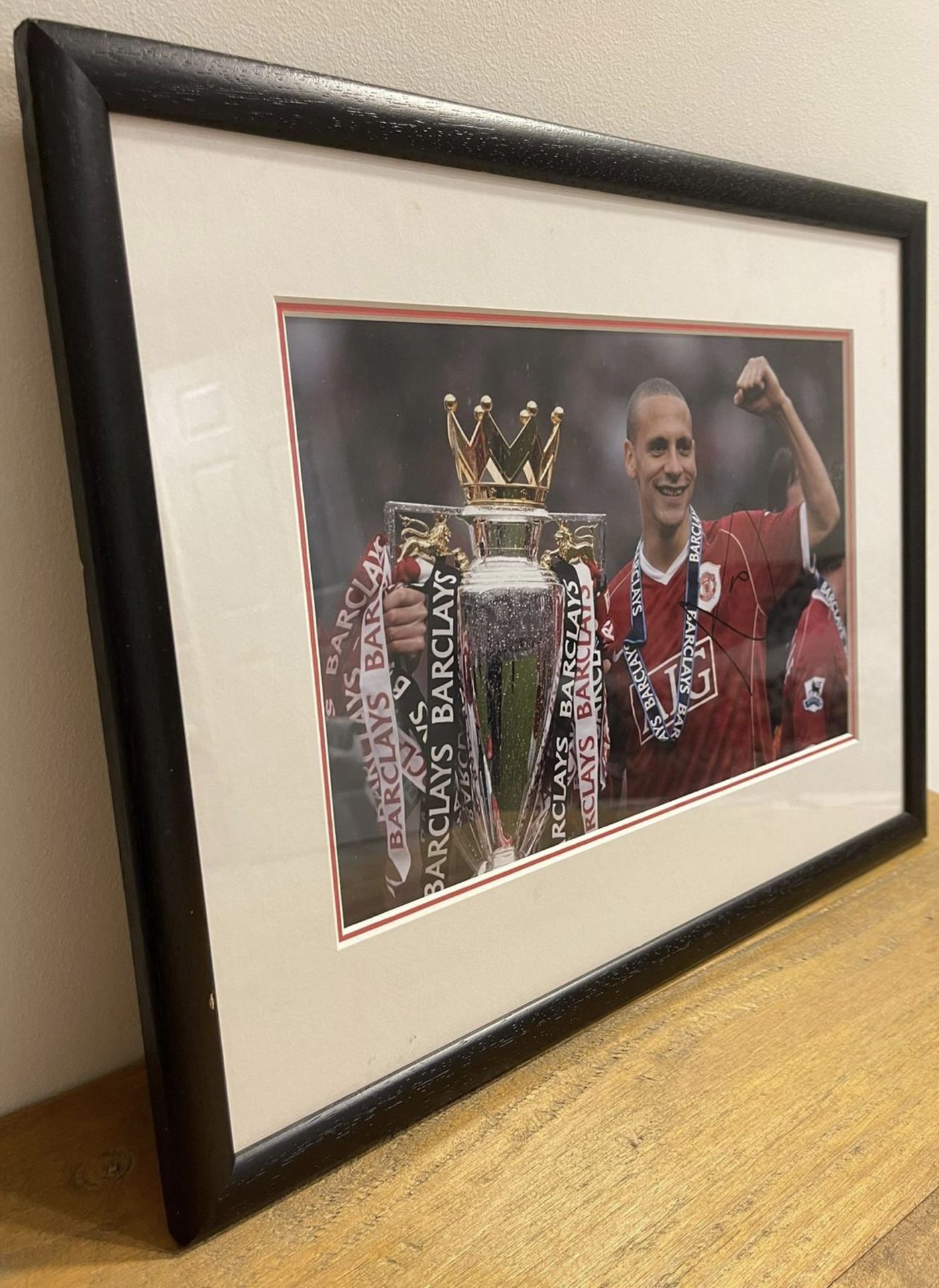 Hand signed Rio Ferdinand photograph featuring him with title winning trophy for Manchester United - Bild 2 aus 6