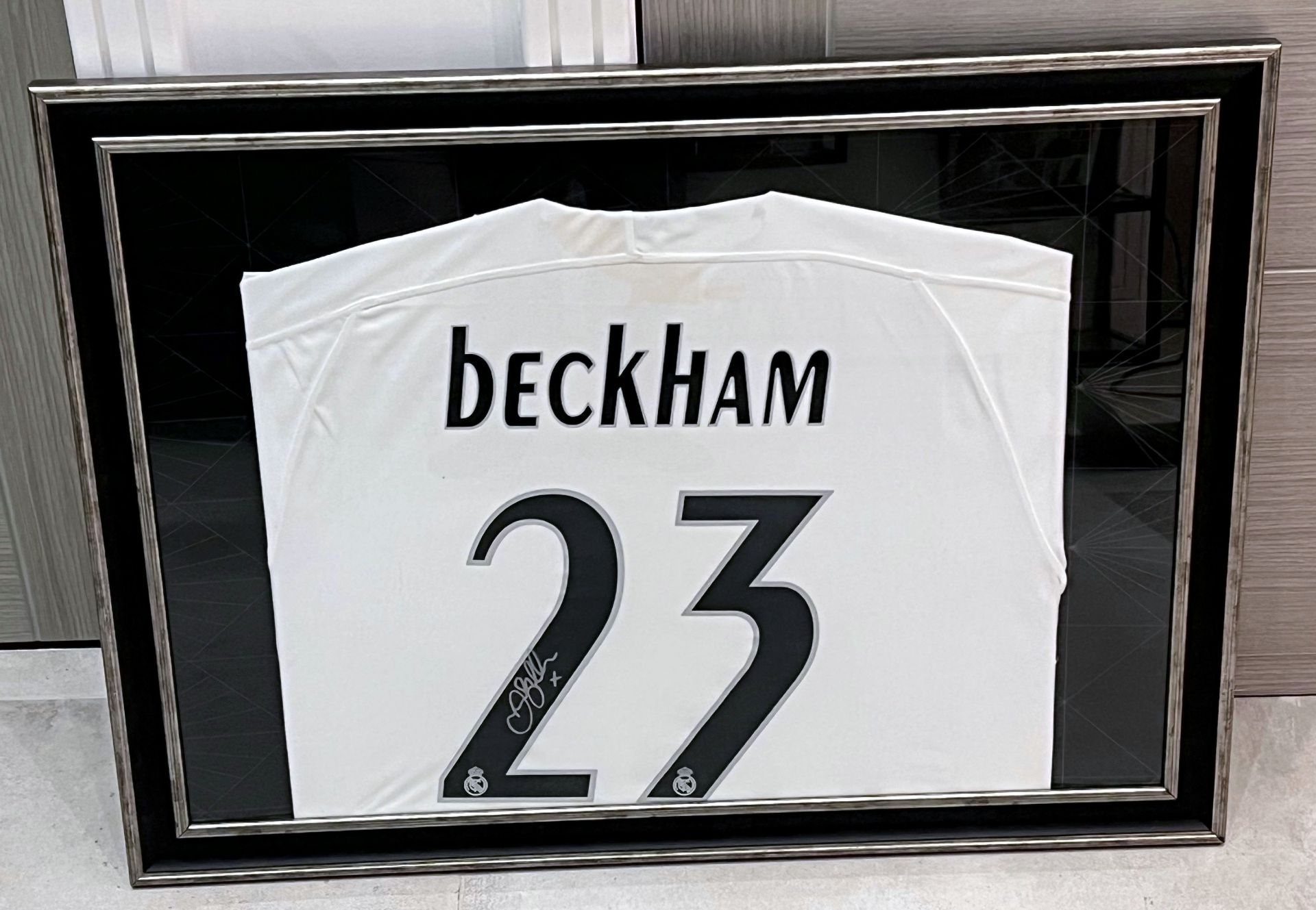 Hand signed Real Madrid football shirt signed by David Beckham presented within a silver and black - Bild 4 aus 10