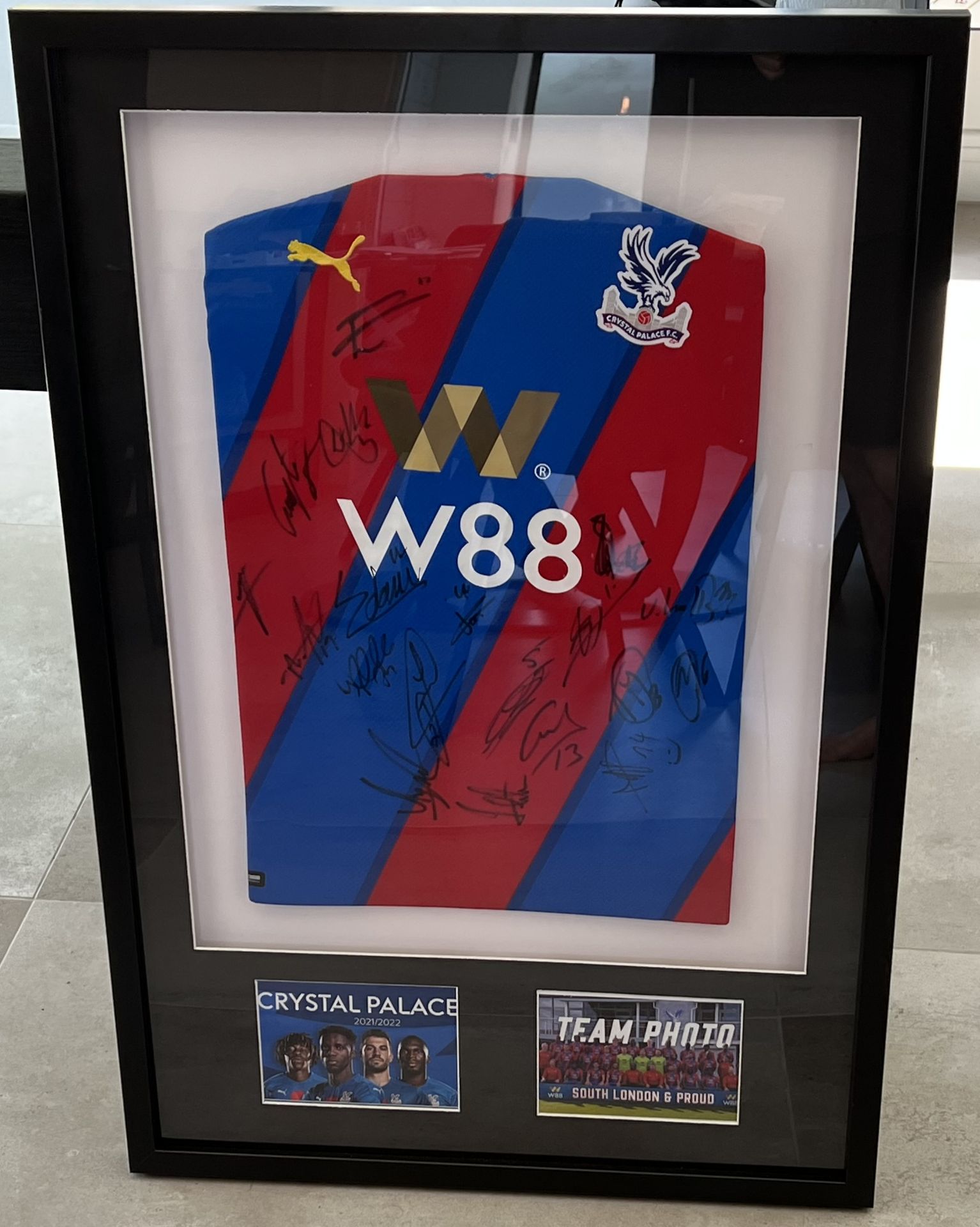 A Crystal Palace FC display, featuring a signed shirt from the 2021/22 season. The shirt is - Bild 4 aus 6