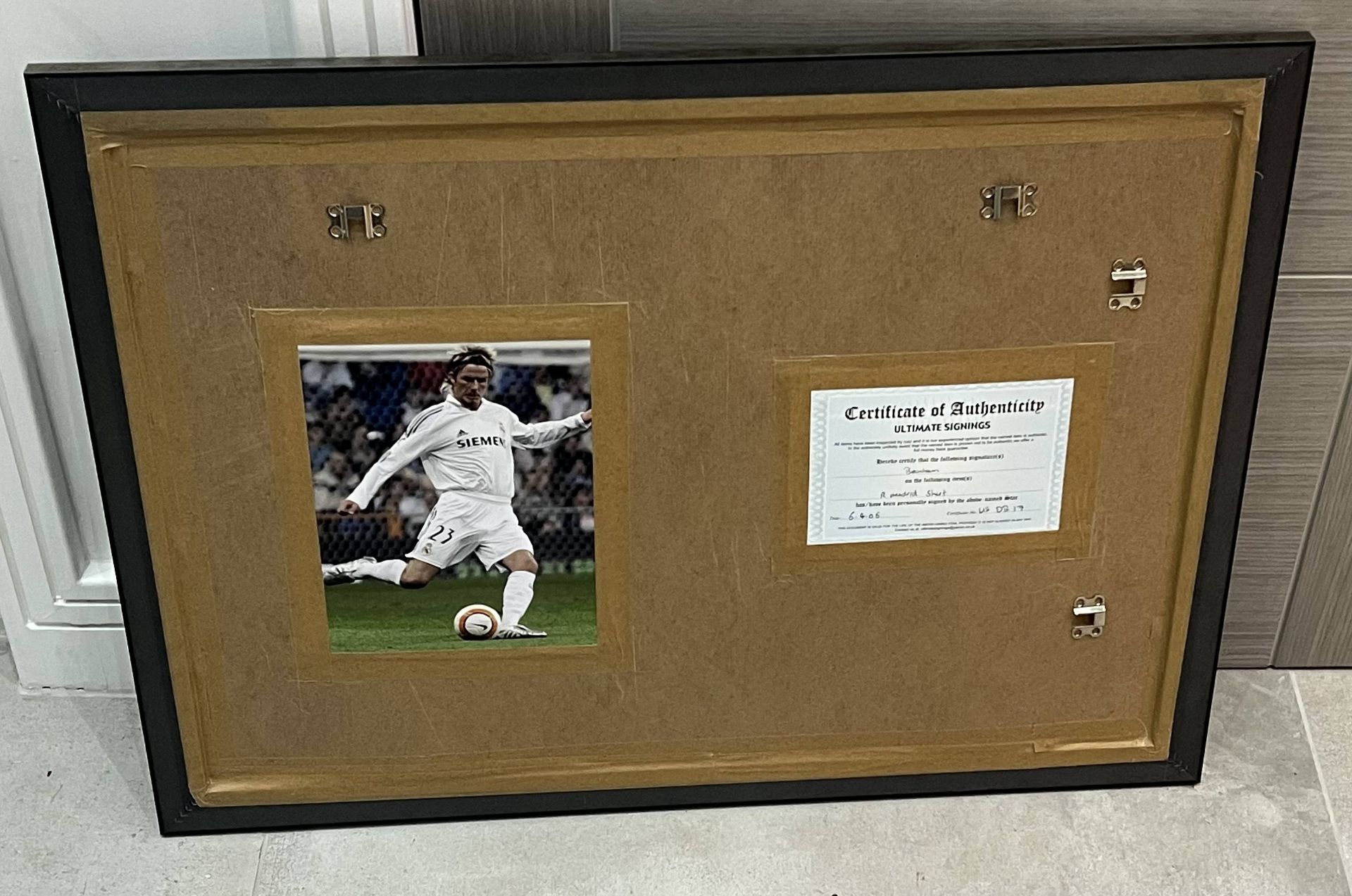 Hand signed Real Madrid football shirt signed by David Beckham presented within a silver and black - Bild 9 aus 10