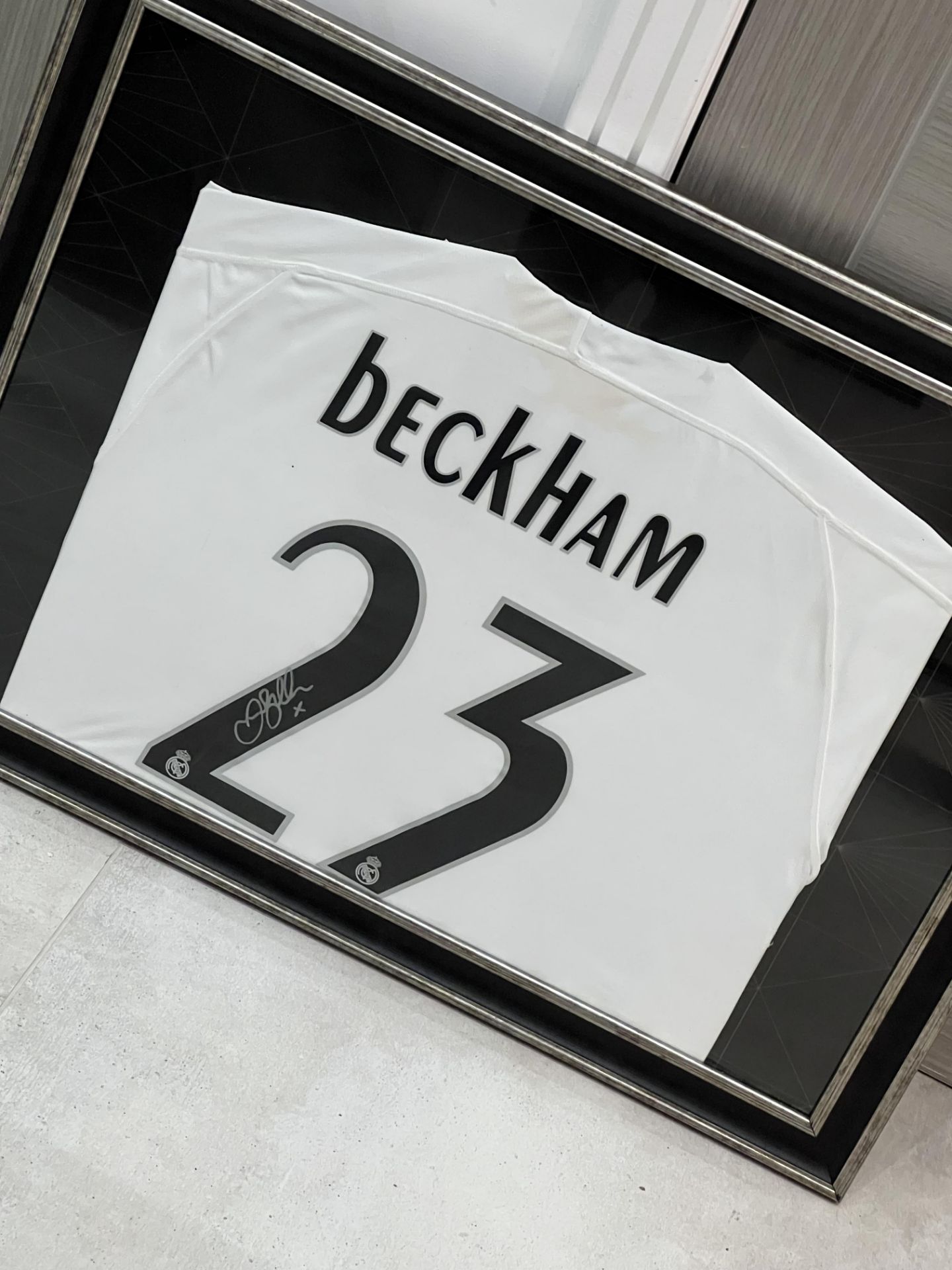 Hand signed Real Madrid football shirt signed by David Beckham presented within a silver and black - Bild 6 aus 10