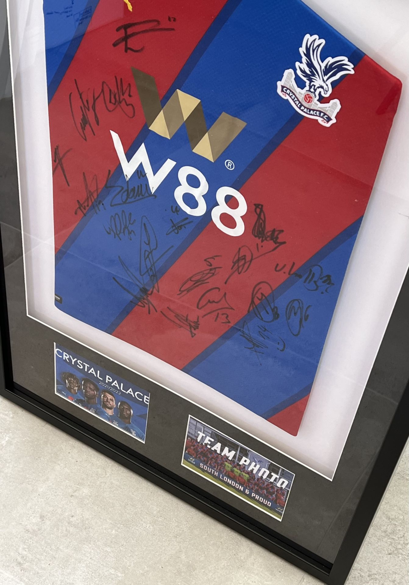 A Crystal Palace FC display, featuring a signed shirt from the 2021/22 season. The shirt is - Bild 2 aus 6