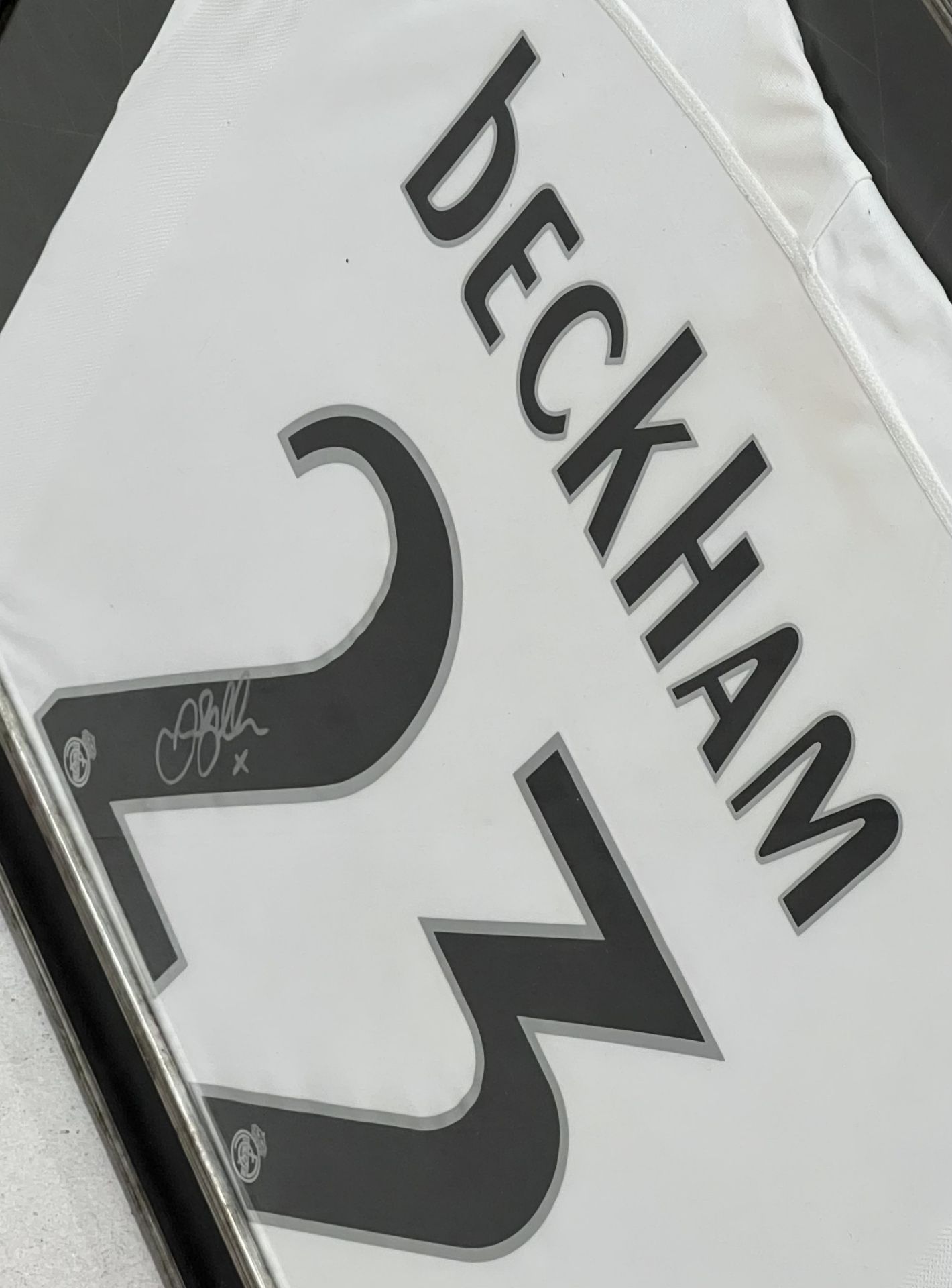 Hand signed Real Madrid football shirt signed by David Beckham presented within a silver and black - Bild 7 aus 10