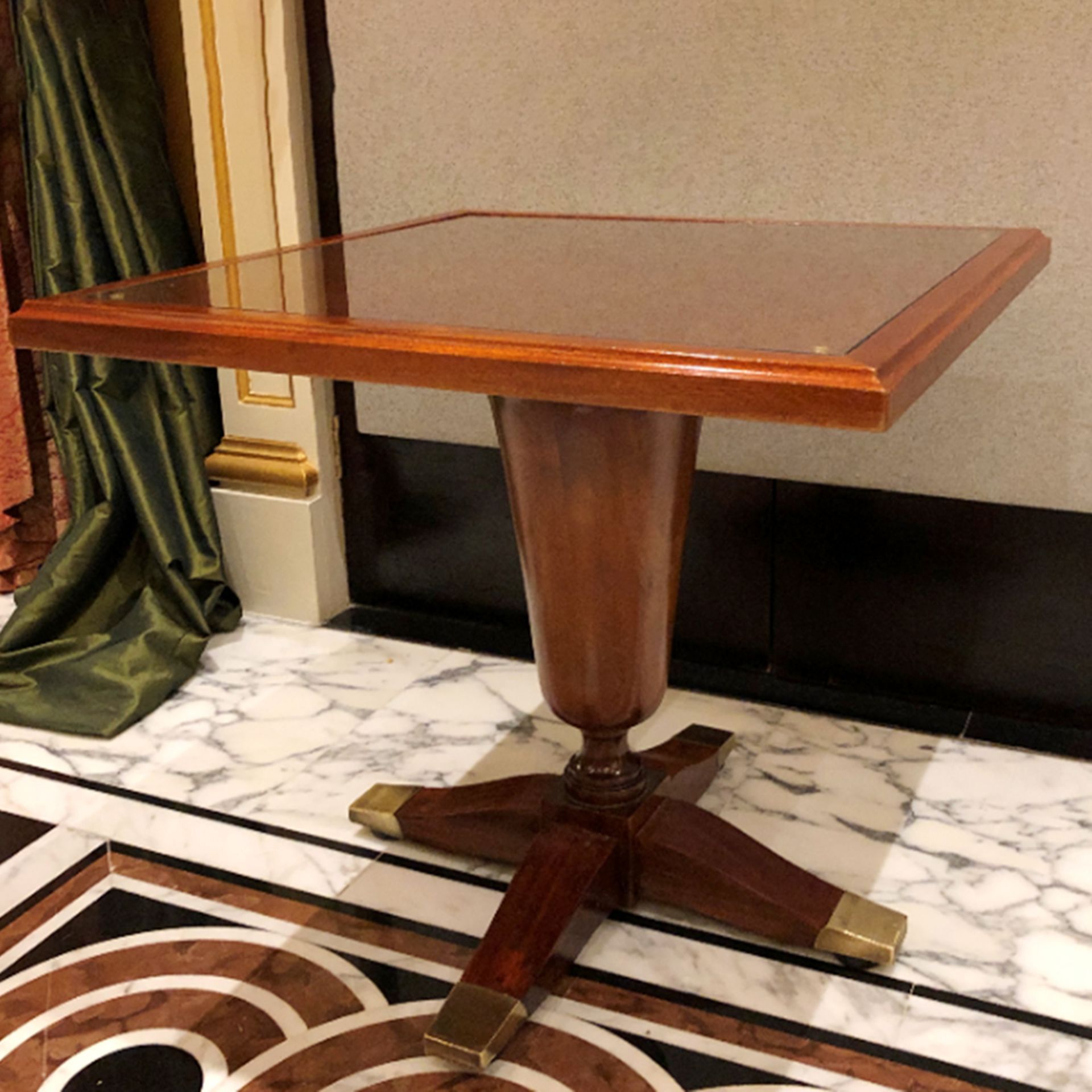 A mahogany pedestal dining table top mounted on a heavy large turned baluster stem supported by quad - Image 2 of 2