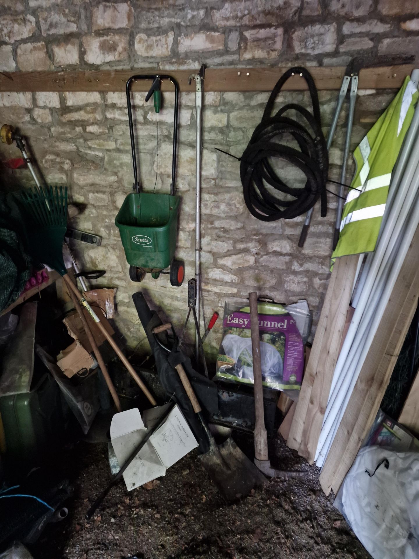 Various Extension, Hose Pipes And Manual Gardening Tools As Found - Bild 2 aus 2