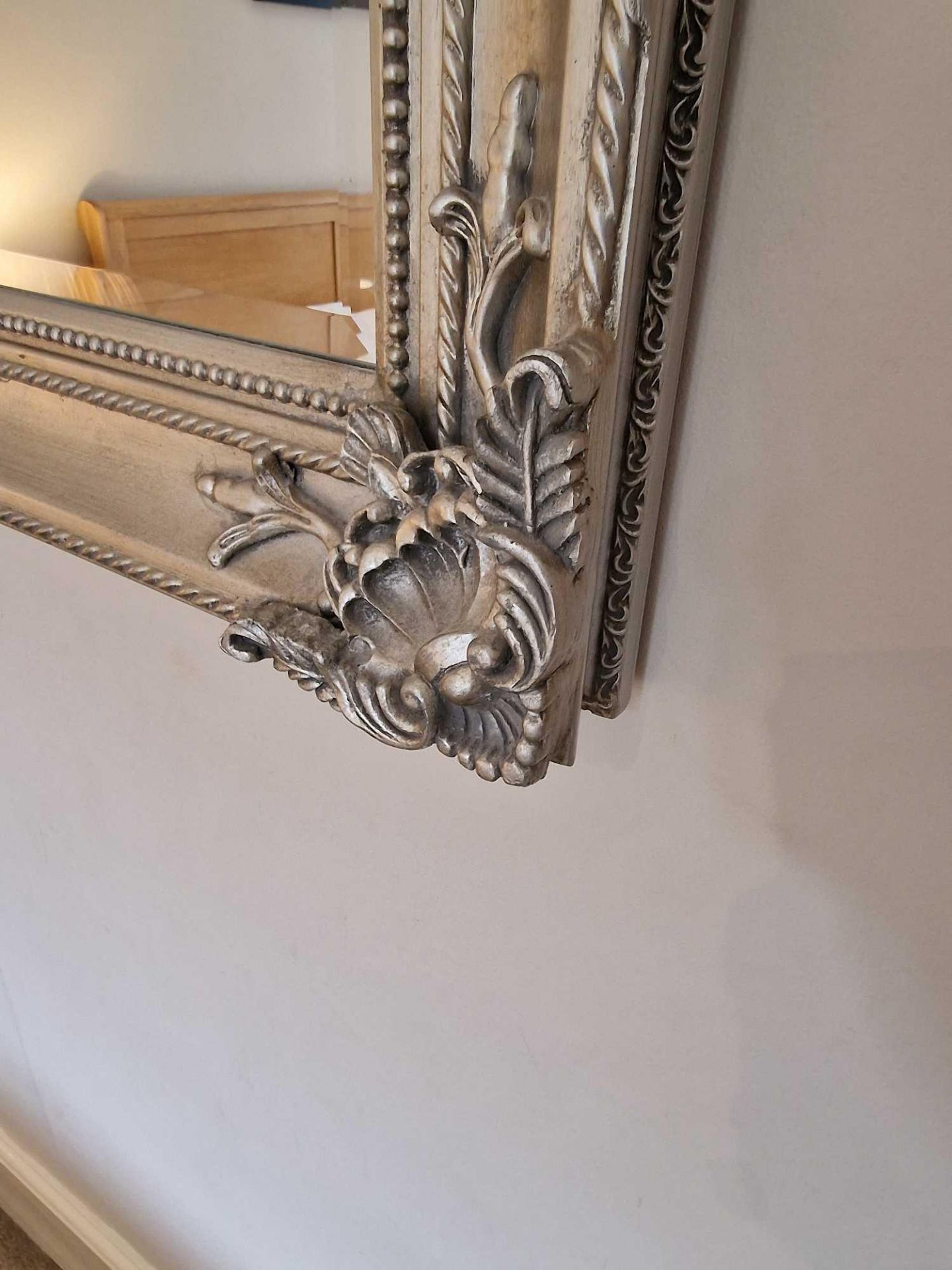 Large Rectangular Silver Painted Framed Mirror Boasting A Fabulous Decorative Silver Carved Effect - Bild 2 aus 3