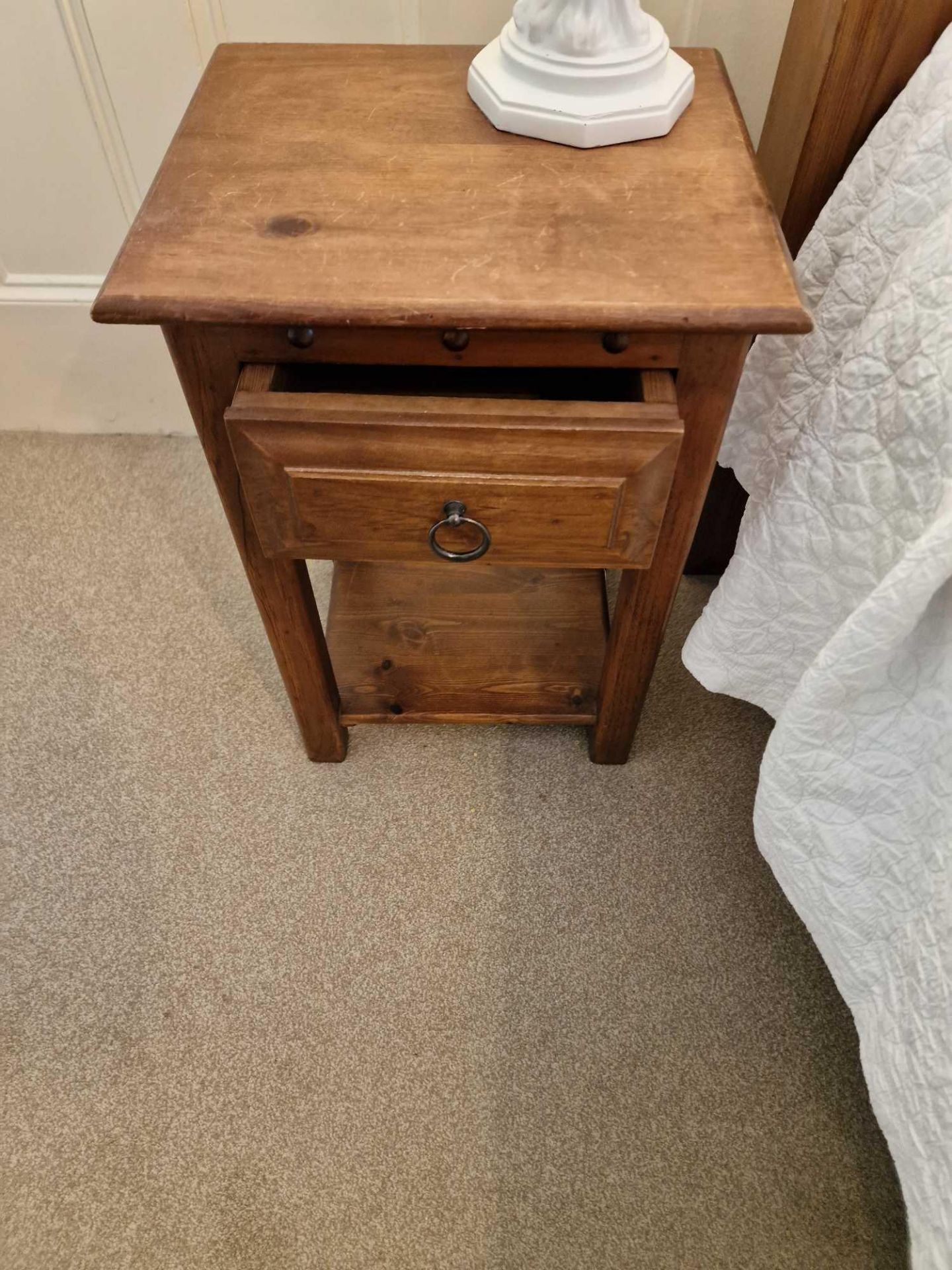 A Pair Of Oak Nightstands Single Drawer With Ring Pull Handles And Lower Shelf 41 x 36 x 60cm - Bild 2 aus 2