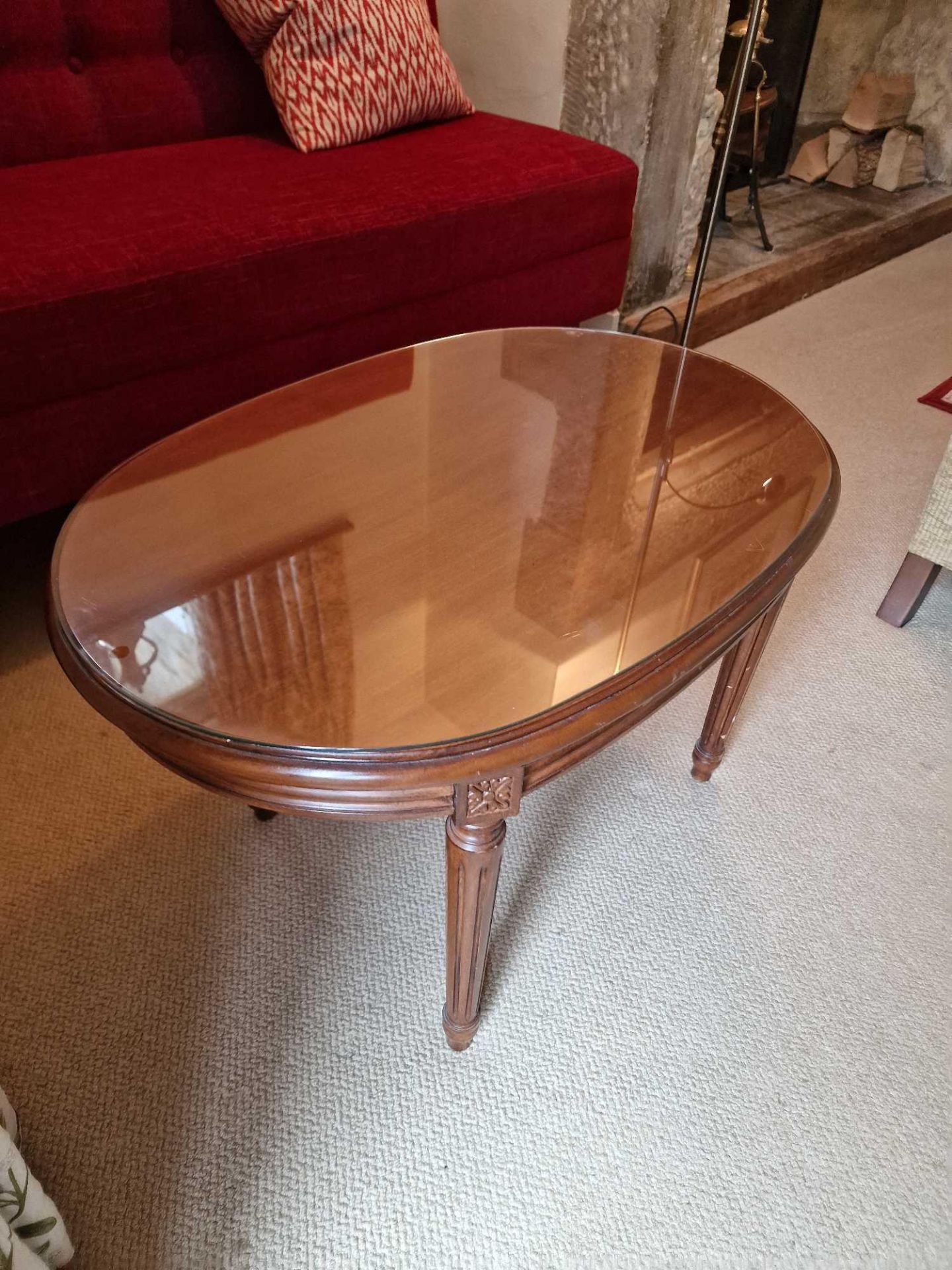 A Regency Style Ovoid Coffee Table Shaped Mahogany Top Raised On Tapered And Turned Fluted Legs With - Bild 2 aus 3