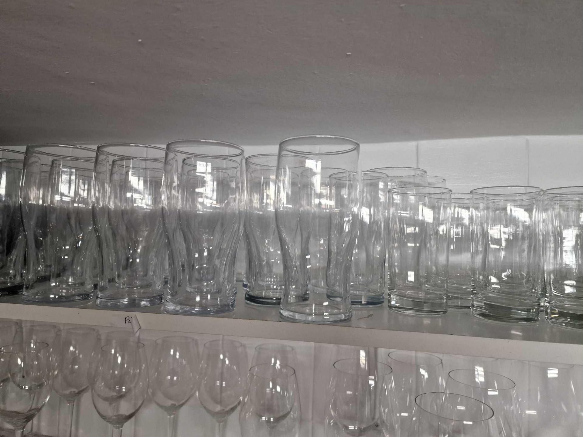 A Large Quantity Of Various Glassware As Found To Include Champagne Flues, Wine Glasses, Hiball - Bild 2 aus 5