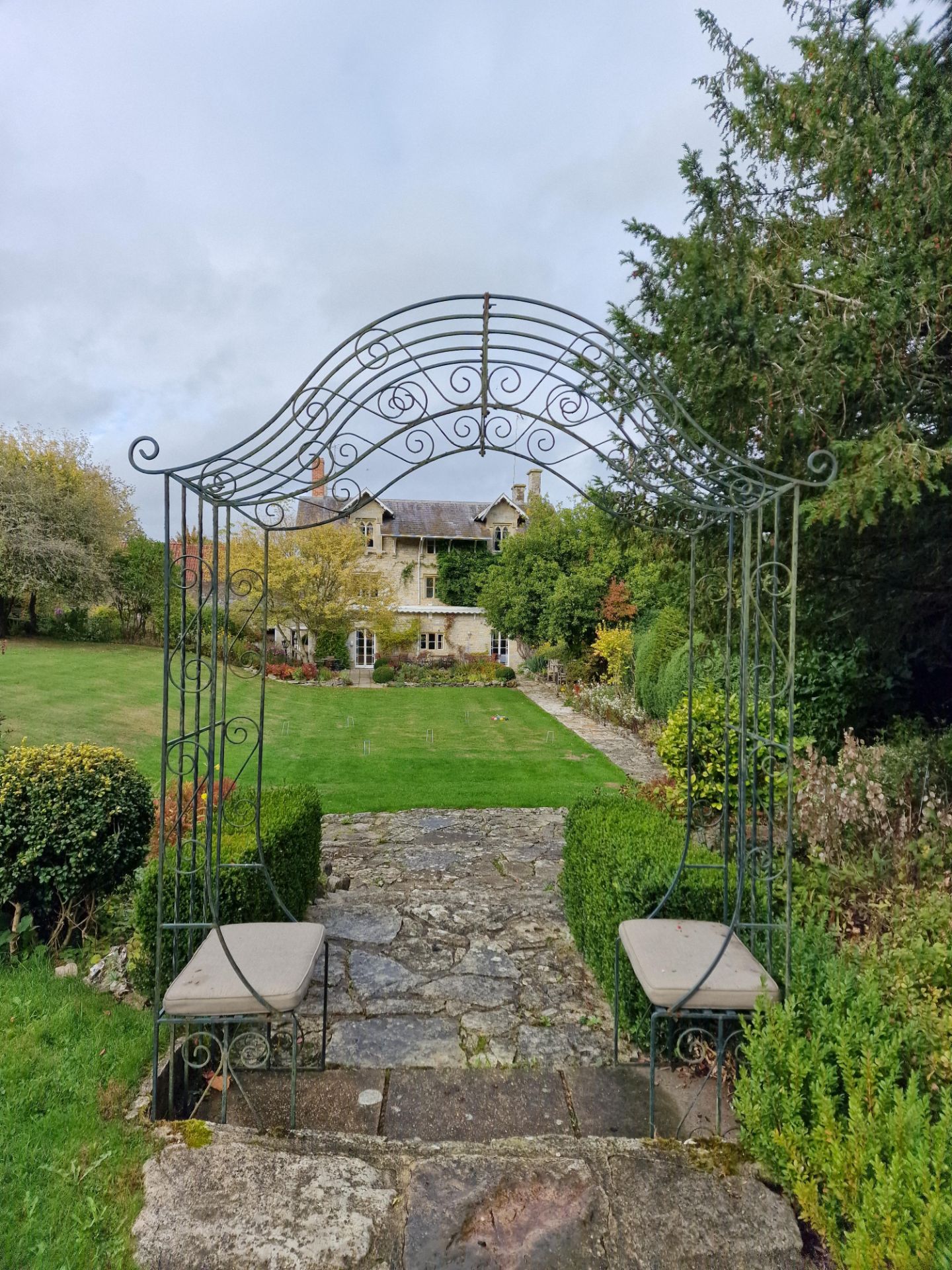 Large Iron Garden Arch And Seats Attractive Painted Metal Garden Arch With Seats Inside - Painted - Image 2 of 2