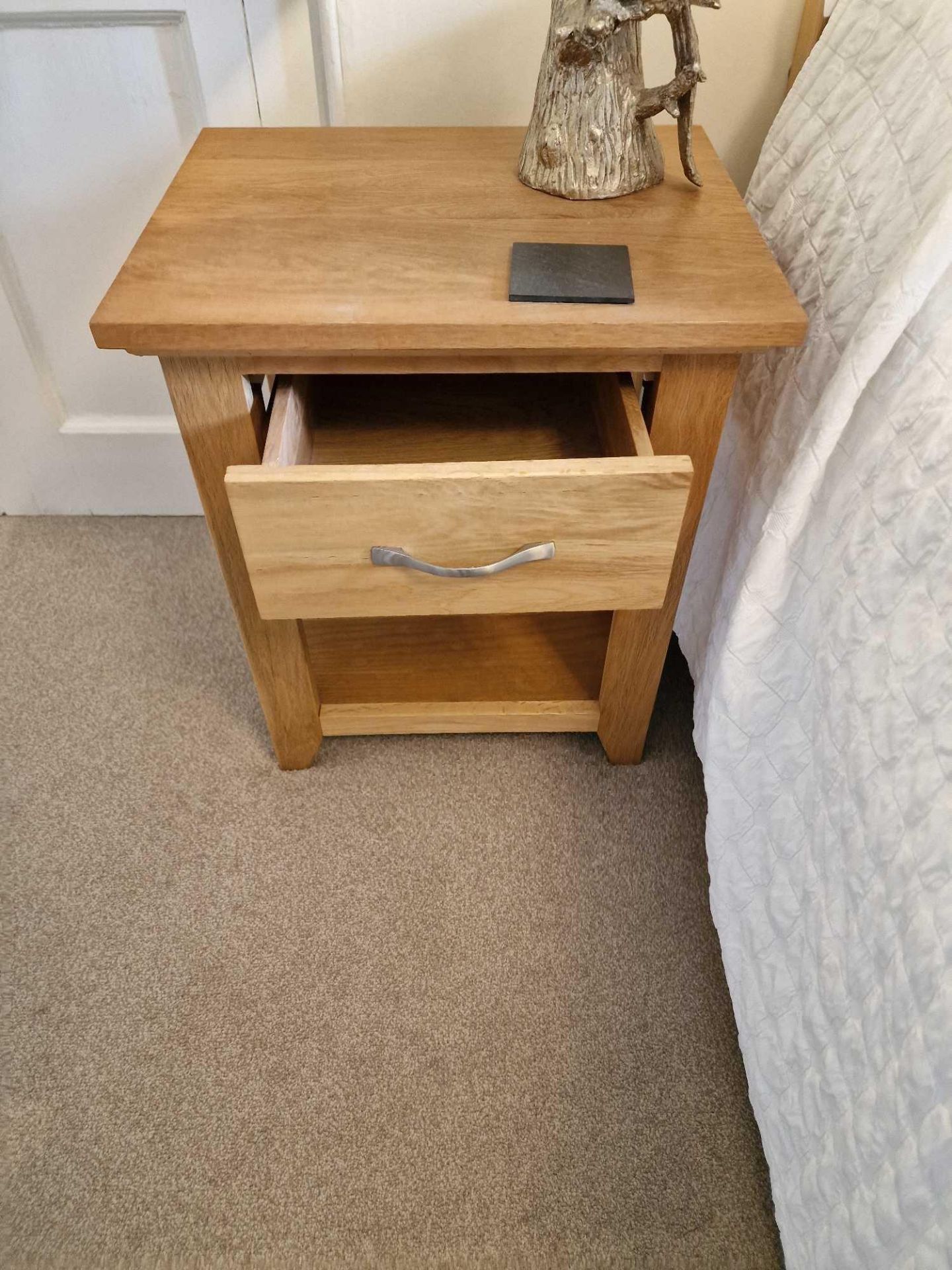 A Pair Of Bedside Tables Light Oak Finished With A Satin VarnishÃ‚ Highlights The Natural Grain Of - Bild 2 aus 2