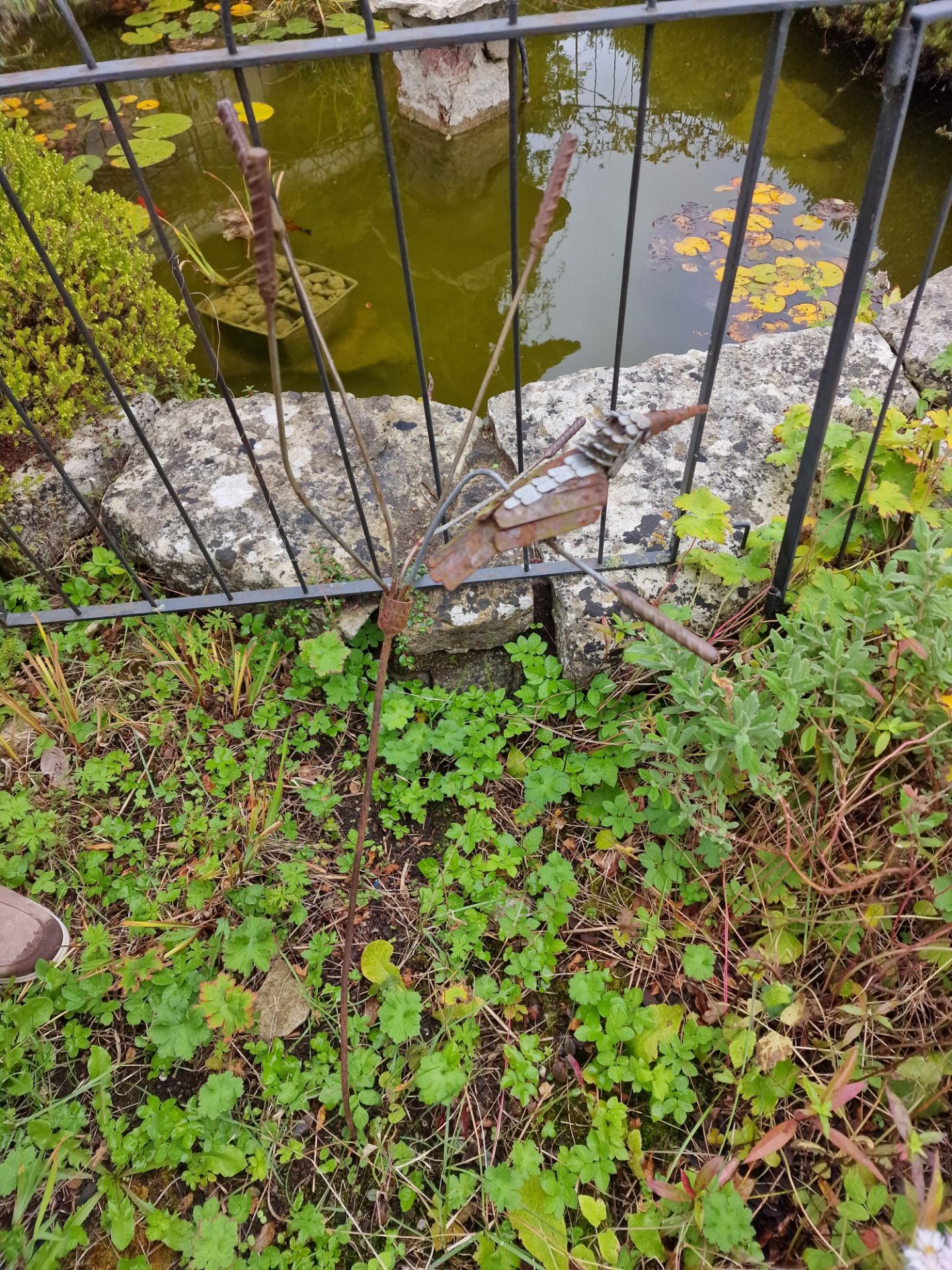 A Cast Iron And Metal Sculpture Of A Kingfisher On Recycled Kingfisher Metal Garden Sculpture - Image 2 of 3