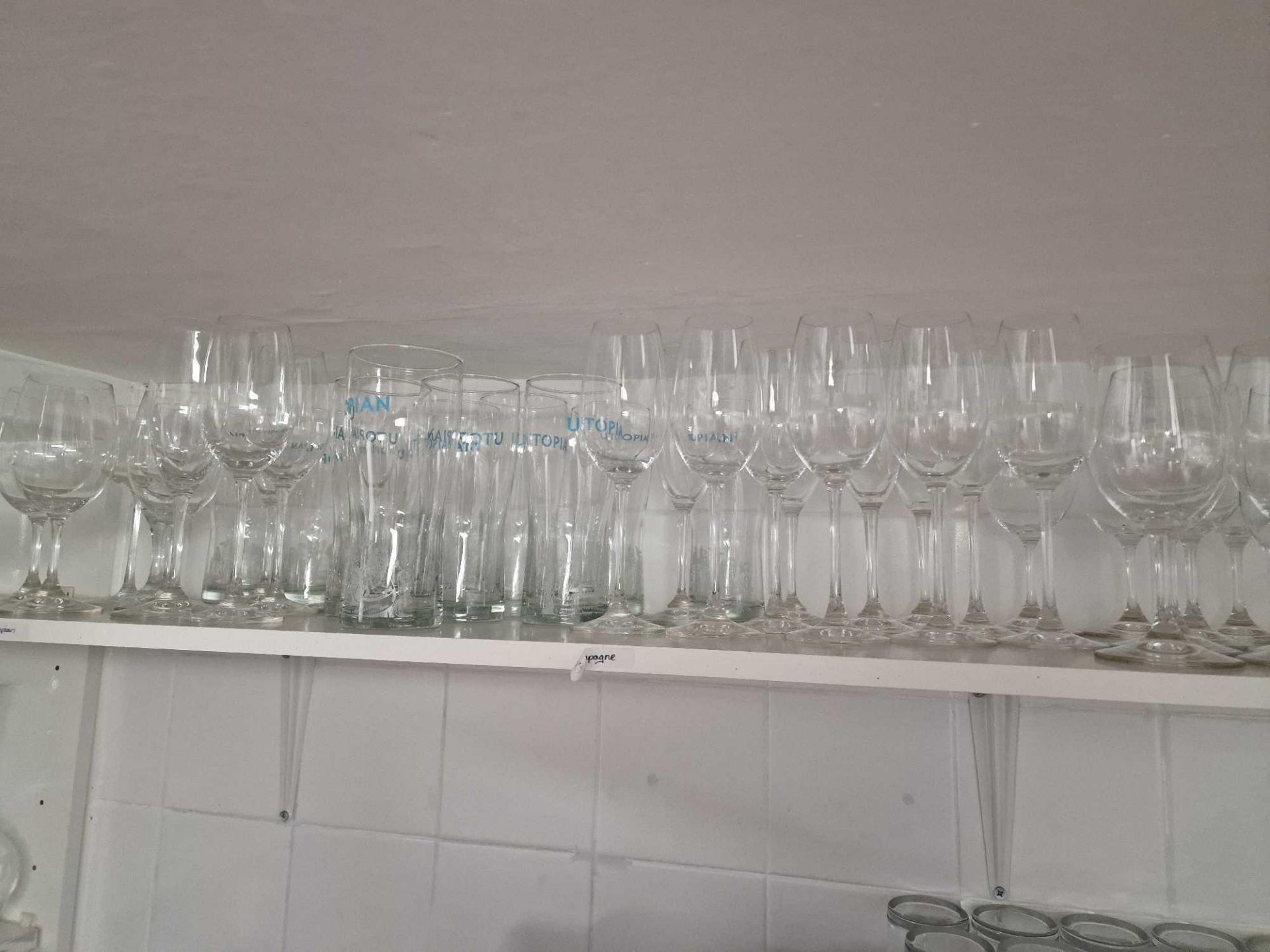 A Large Quantity Of Various Glassware As Found To Include Champagne Flues, Wine Glasses, Hiball - Bild 5 aus 5