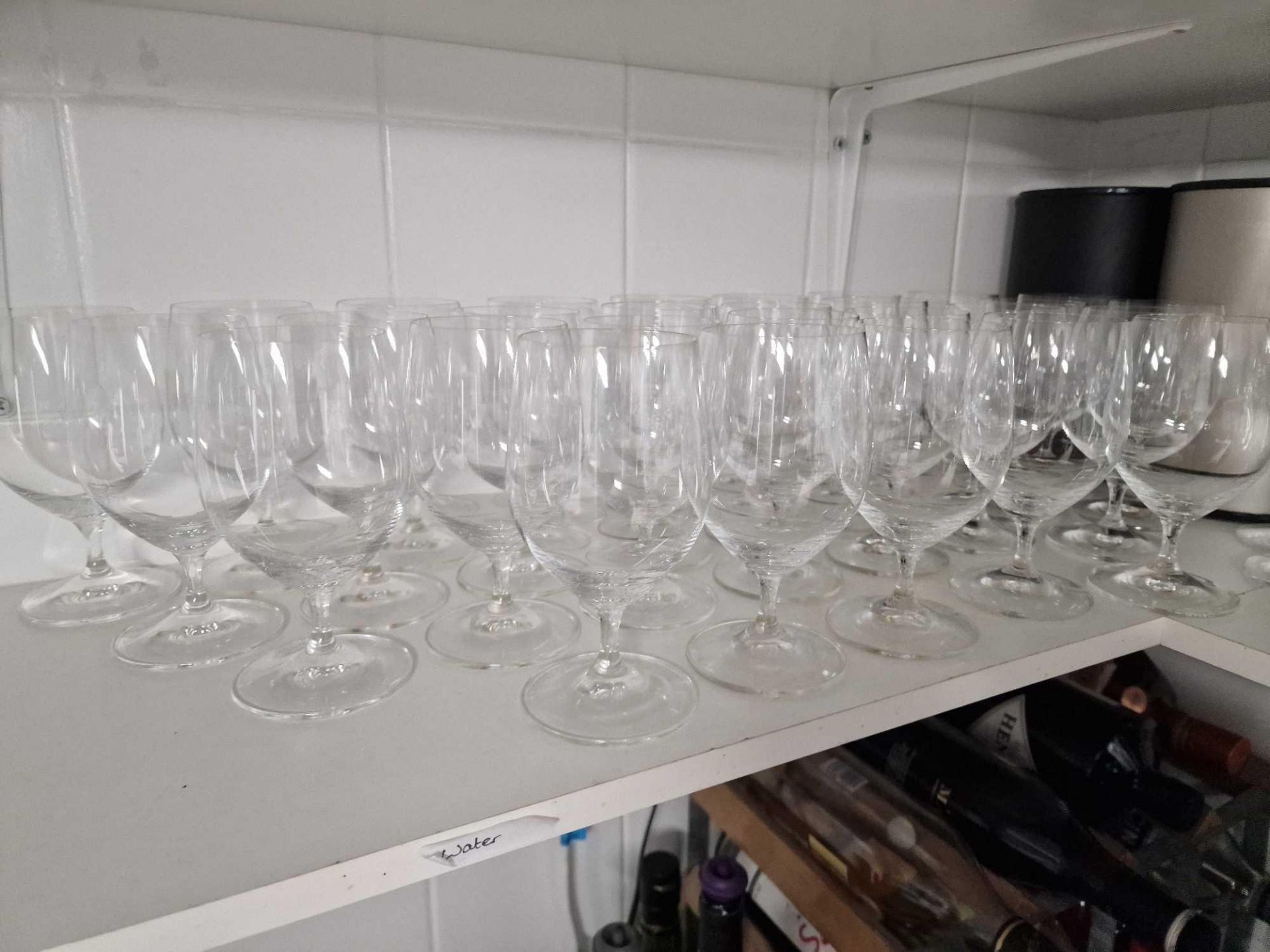 A Large Quantity Of Various Glassware As Found To Include Champagne Flues, Wine Glasses, Hiball - Bild 3 aus 5