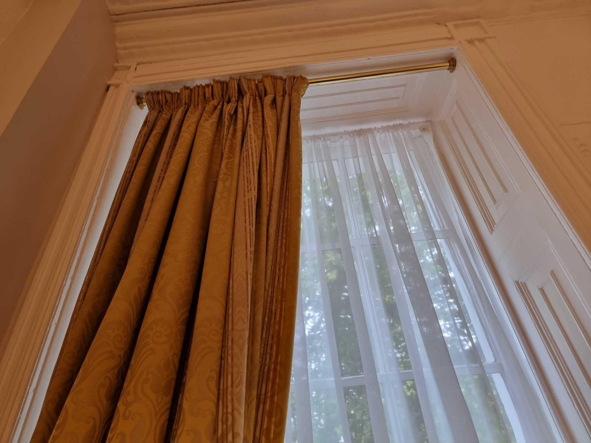 A Single Panel Window Drape Fully Lined Curtain Gold Pattern Throughout Mounted On Brass Pole Span - Bild 3 aus 4