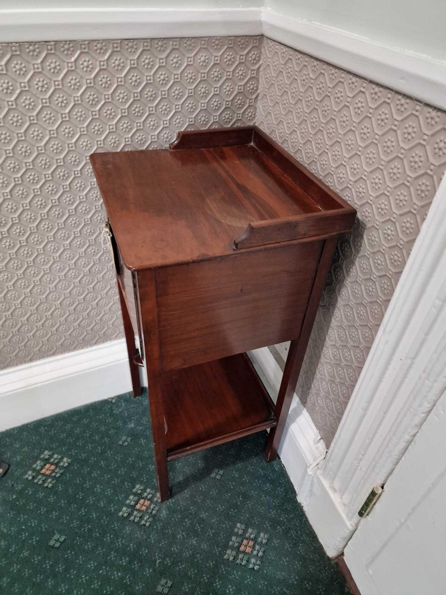 Early 19th Century Mahogany Pot Cupboard With Gallery Rail To Top And Shaped Shelf Below, Raised - Bild 3 aus 3