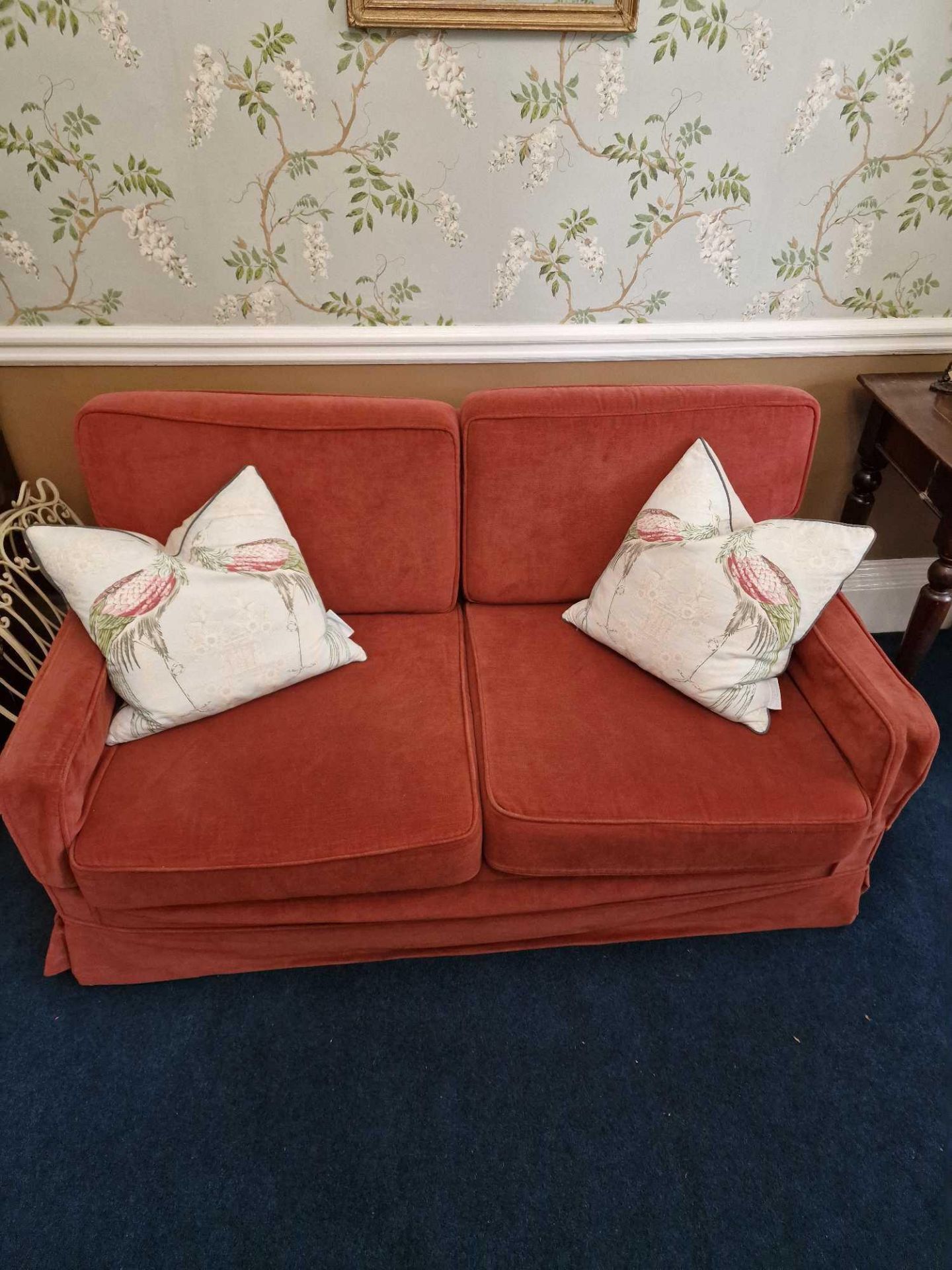 A Set Of 2 X Two Seater Victorian Low Sofas The Classical Square Low Proportion Sofas And Fitted - Bild 3 aus 3