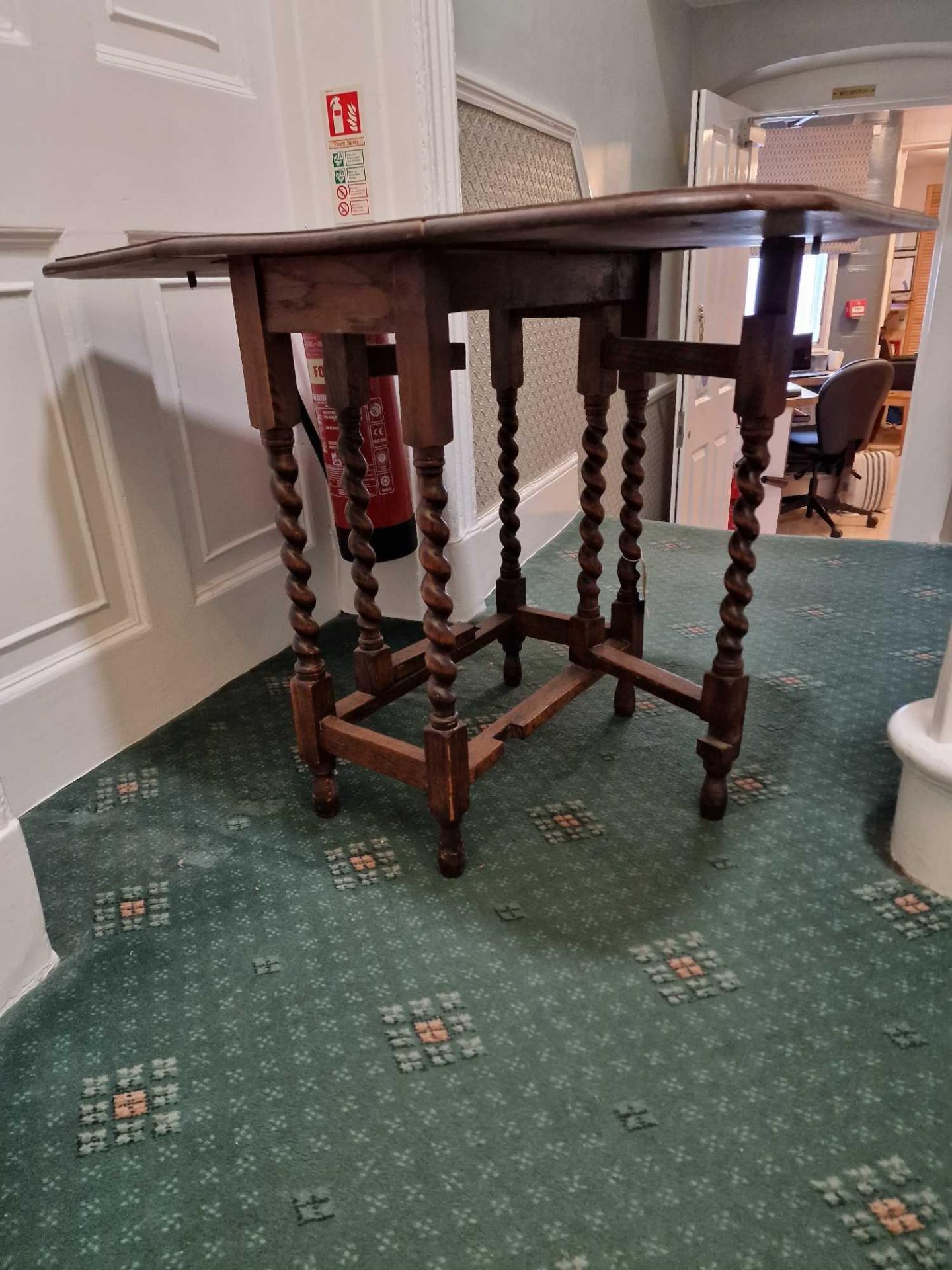Oak Gate Leg Table Boasting A Marvellous Top With Two Drop Leaves, Bobbin And Reel Turned Column And - Bild 5 aus 5