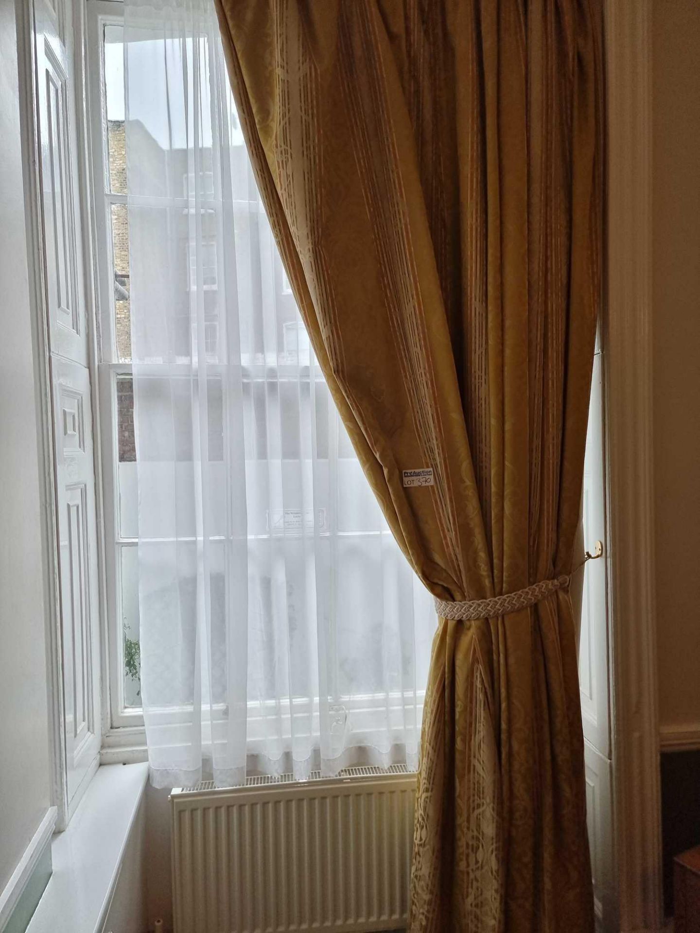 A Single Panel Drape Curtain In Gold Stripped Pattern On A Polished Brass Pole Spans 140 X 290cm ( - Bild 3 aus 3