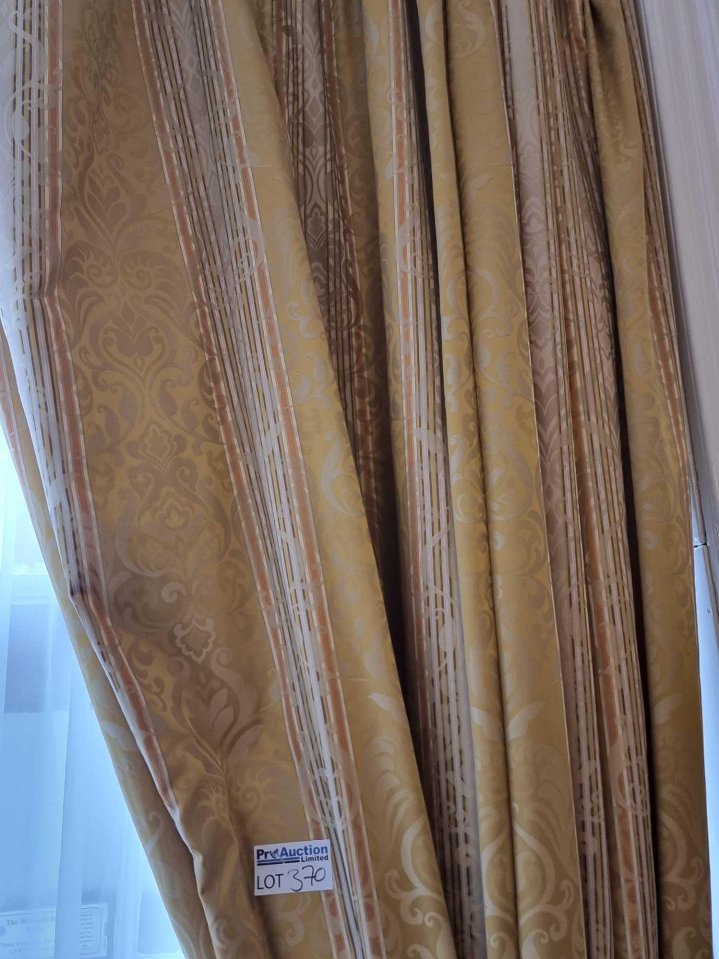 A Single Panel Drape Curtain In Gold Stripped Pattern On A Polished Brass Pole Spans 140 X 290cm ( - Bild 2 aus 3