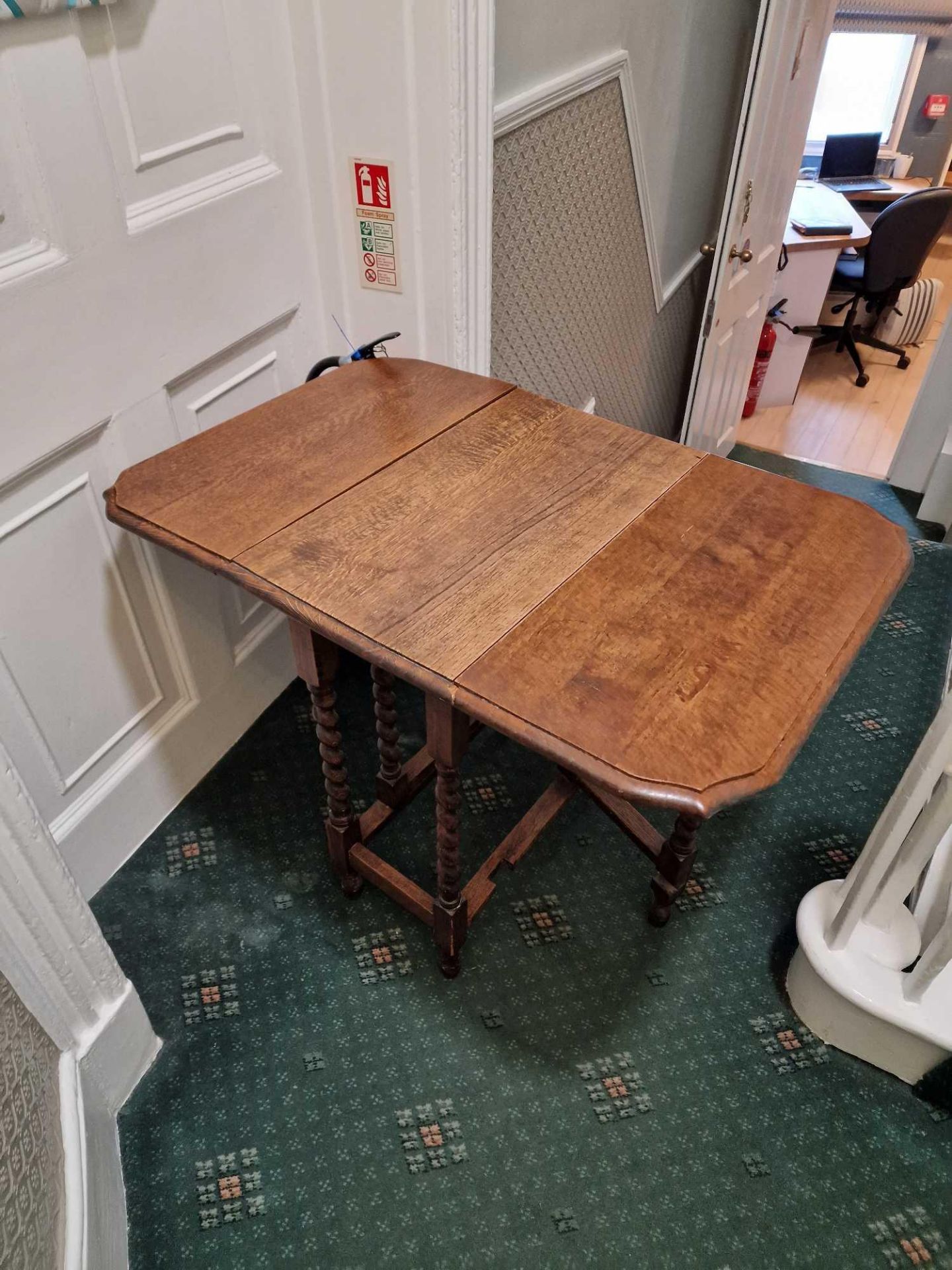 Oak Gate Leg Table Boasting A Marvellous Top With Two Drop Leaves, Bobbin And Reel Turned Column And - Bild 4 aus 5