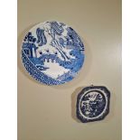 5 X Decorative Wall Plates Comprising 2 X Robert Dawson Willow Pattern 2 X Blue Willow Pattern And A