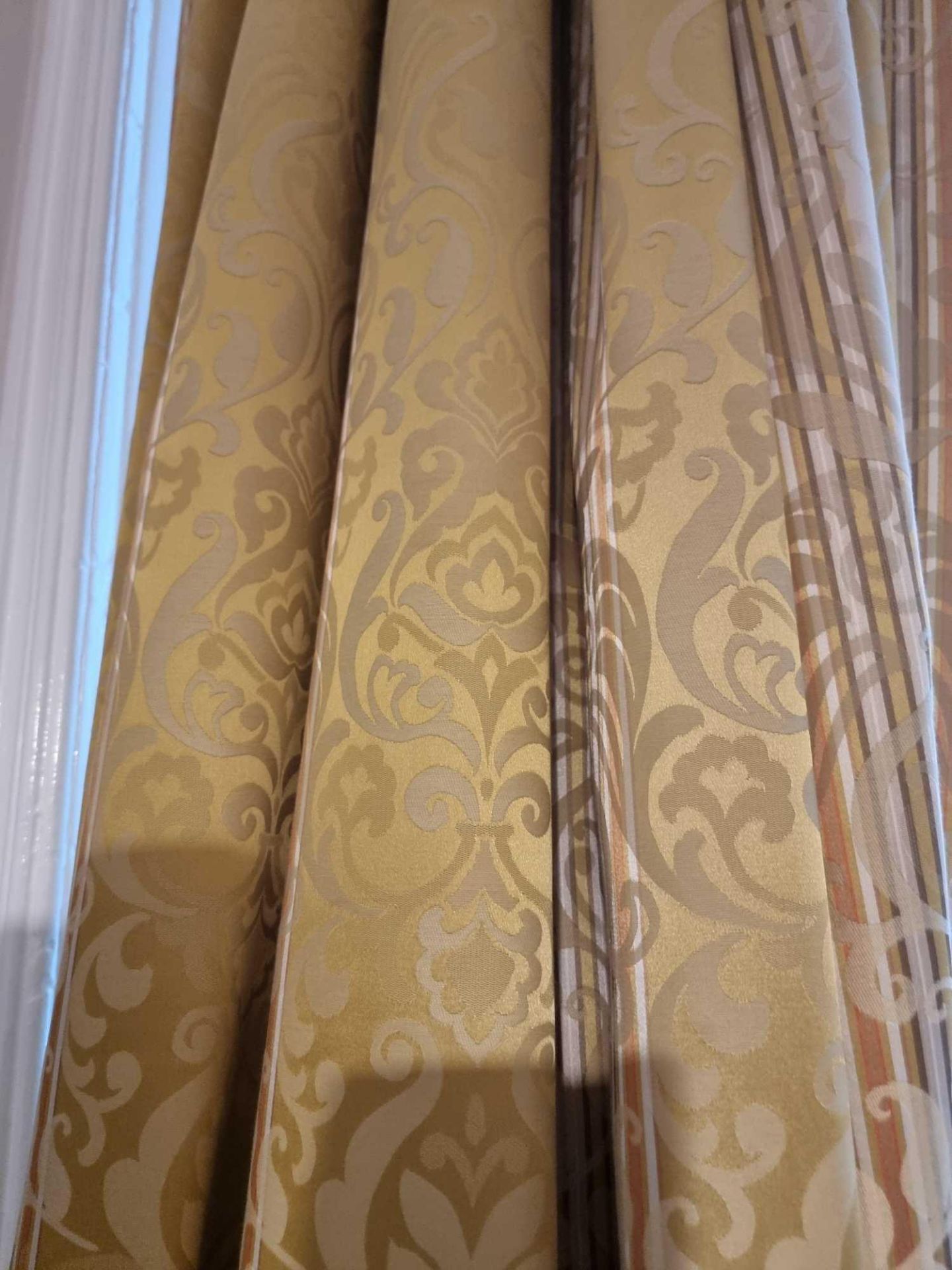 A Single Panel Window Drape Fully Lined Curtain Gold Pattern Throughout Mounted On Brass Pole Span - Bild 2 aus 4