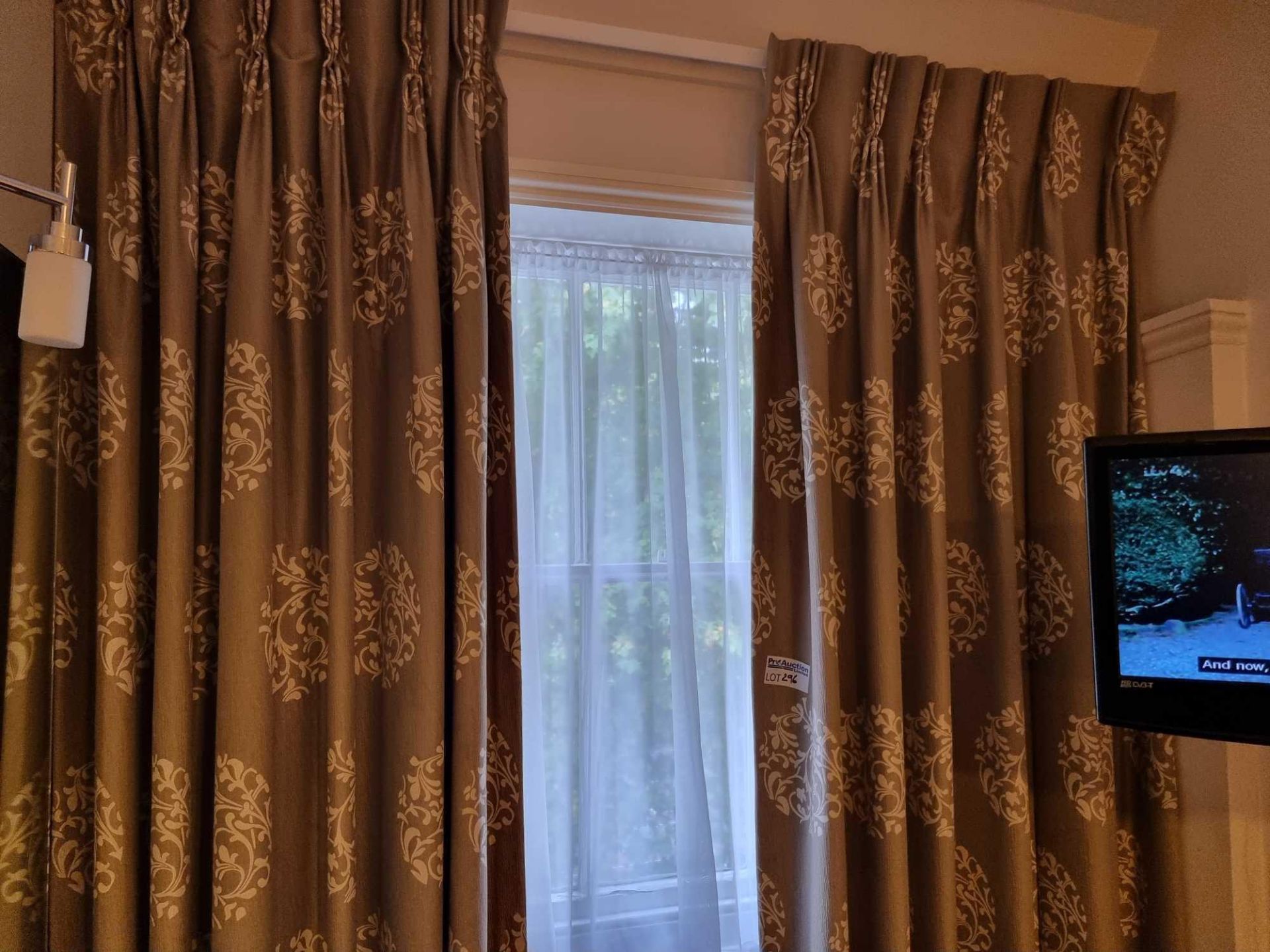 A Pair Of Lined Drapes Green And Gold Pattern On Curtain Track Span 140 X 210cm (Room 33)