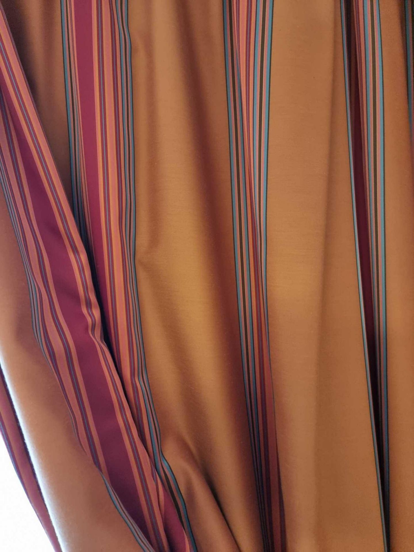 A Pair Of Drape Curtains Ring Top In Red Gold And Rust Stripe On Wooden Curtain Poles Span 200 X - Bild 3 aus 3