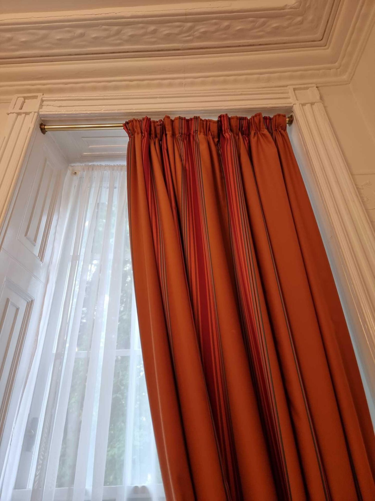 A Pair Of Red Lined Stripped Drape Curtains On Brass Pole Spans 220 X 320cm (Room 17) - Bild 3 aus 4