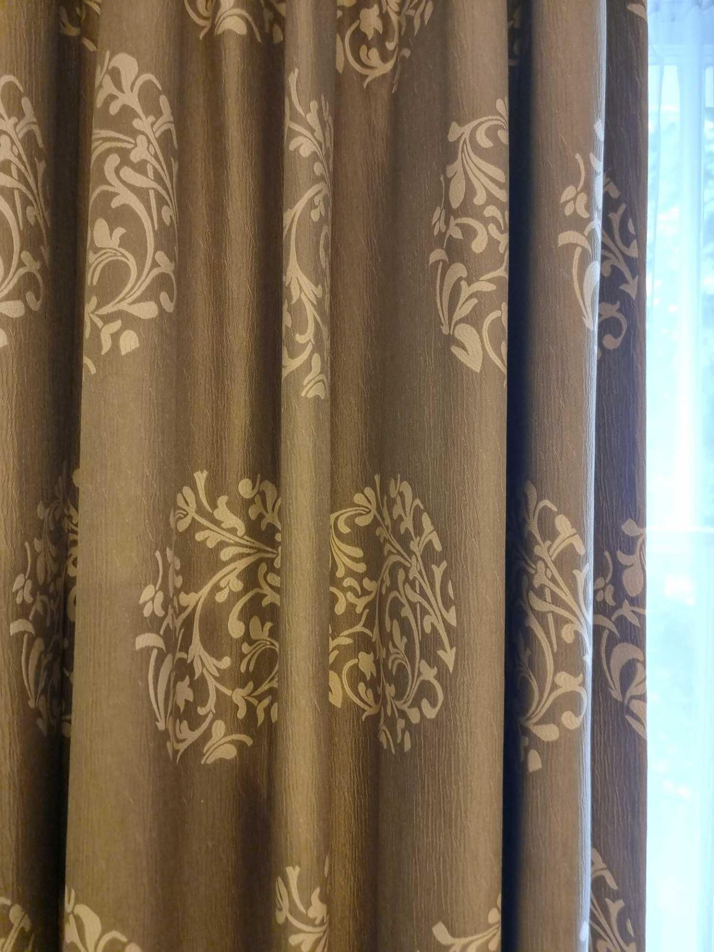 A Pair Of Lined Drapes Green And Gold Pattern On Curtain Track Span 140 X 210cm (Room 33) - Bild 2 aus 2
