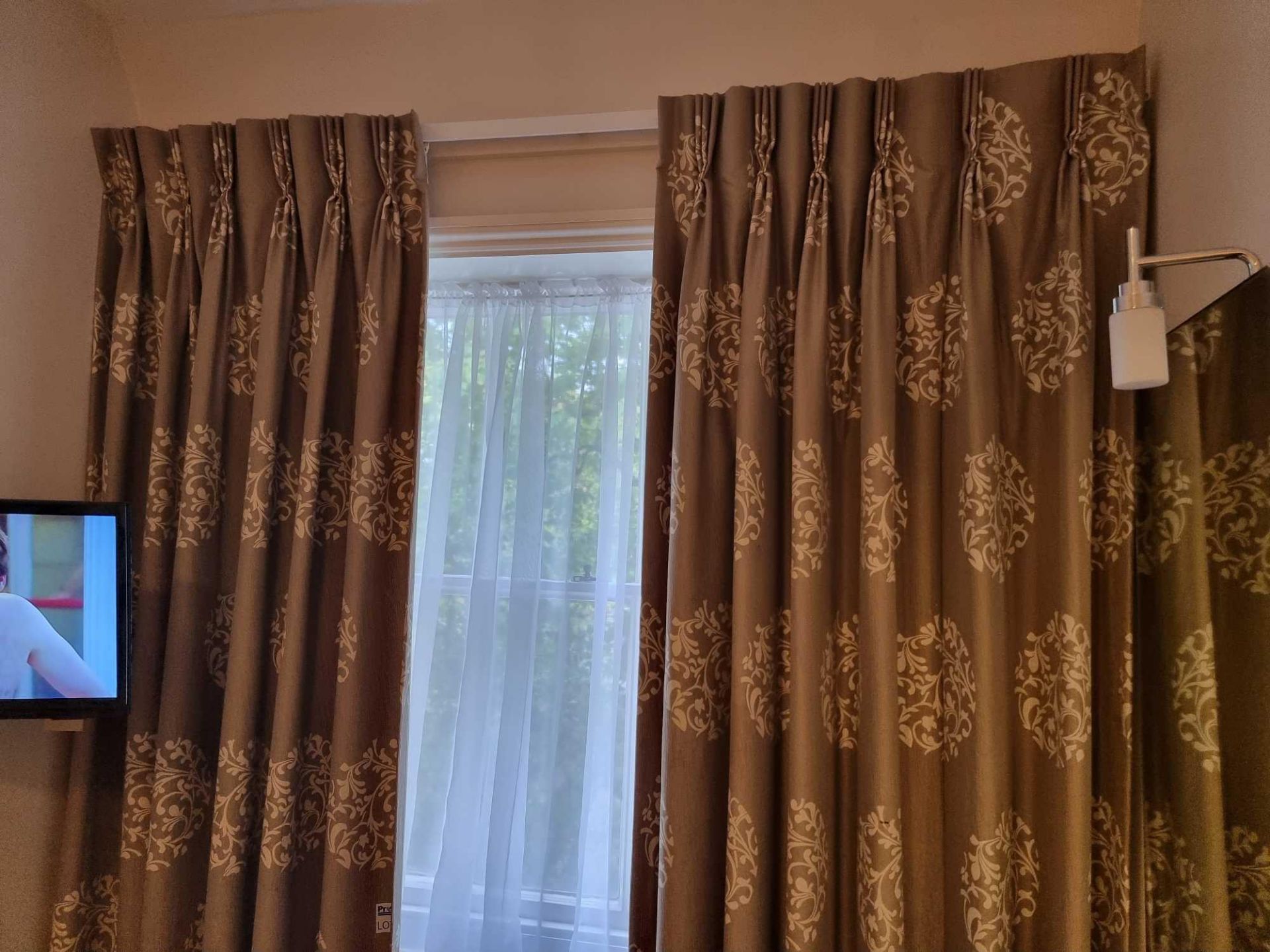 A Pair Of Lined Drapes Green And Gold Pattern On Curtain Track Span 130 X 210cm (Room 32)