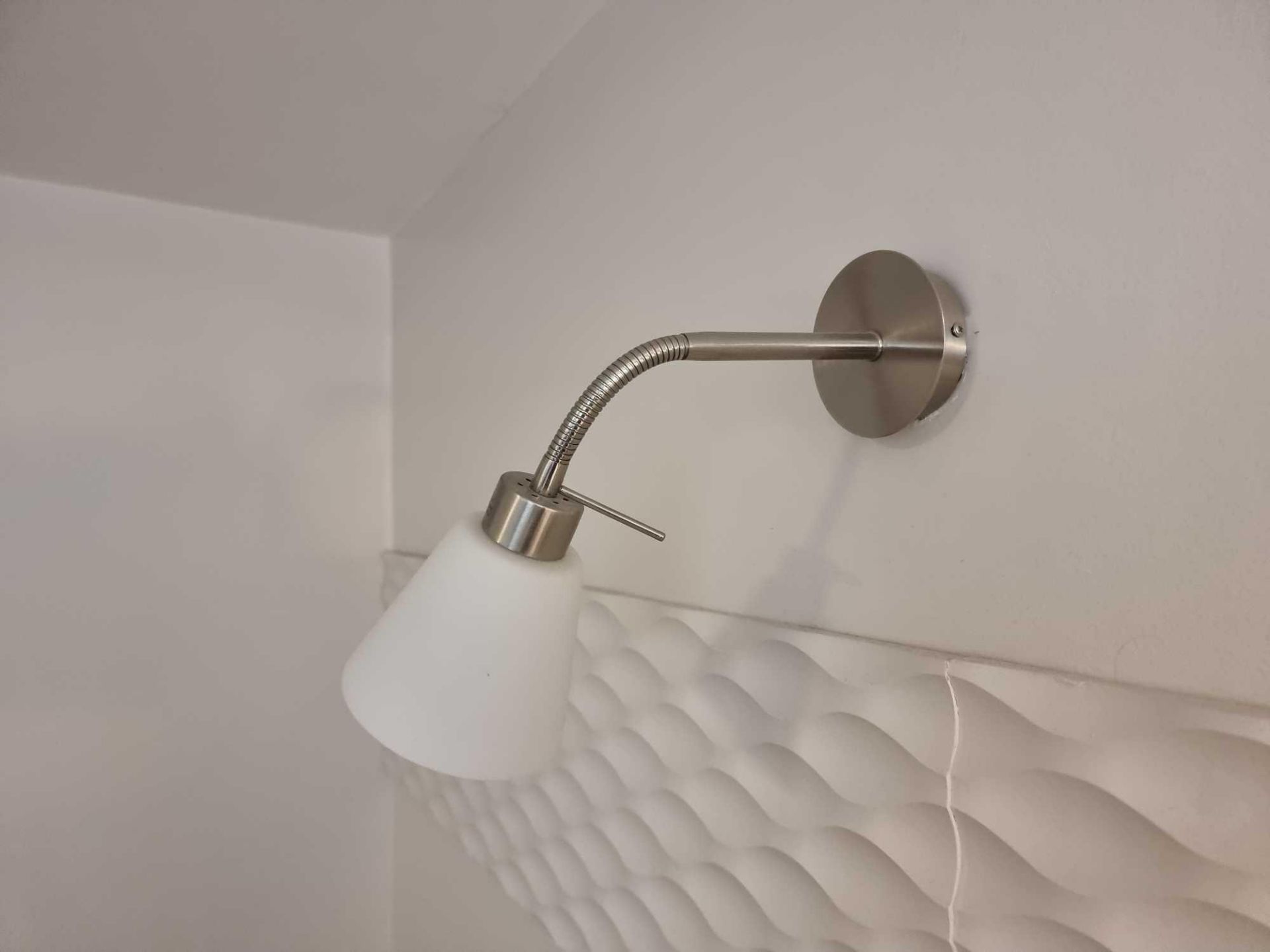 2 X Flex Metal Wall Light. Modern Metal Flexible Wall Light With Glass Opaque Shade A Great Addition - Bild 2 aus 2