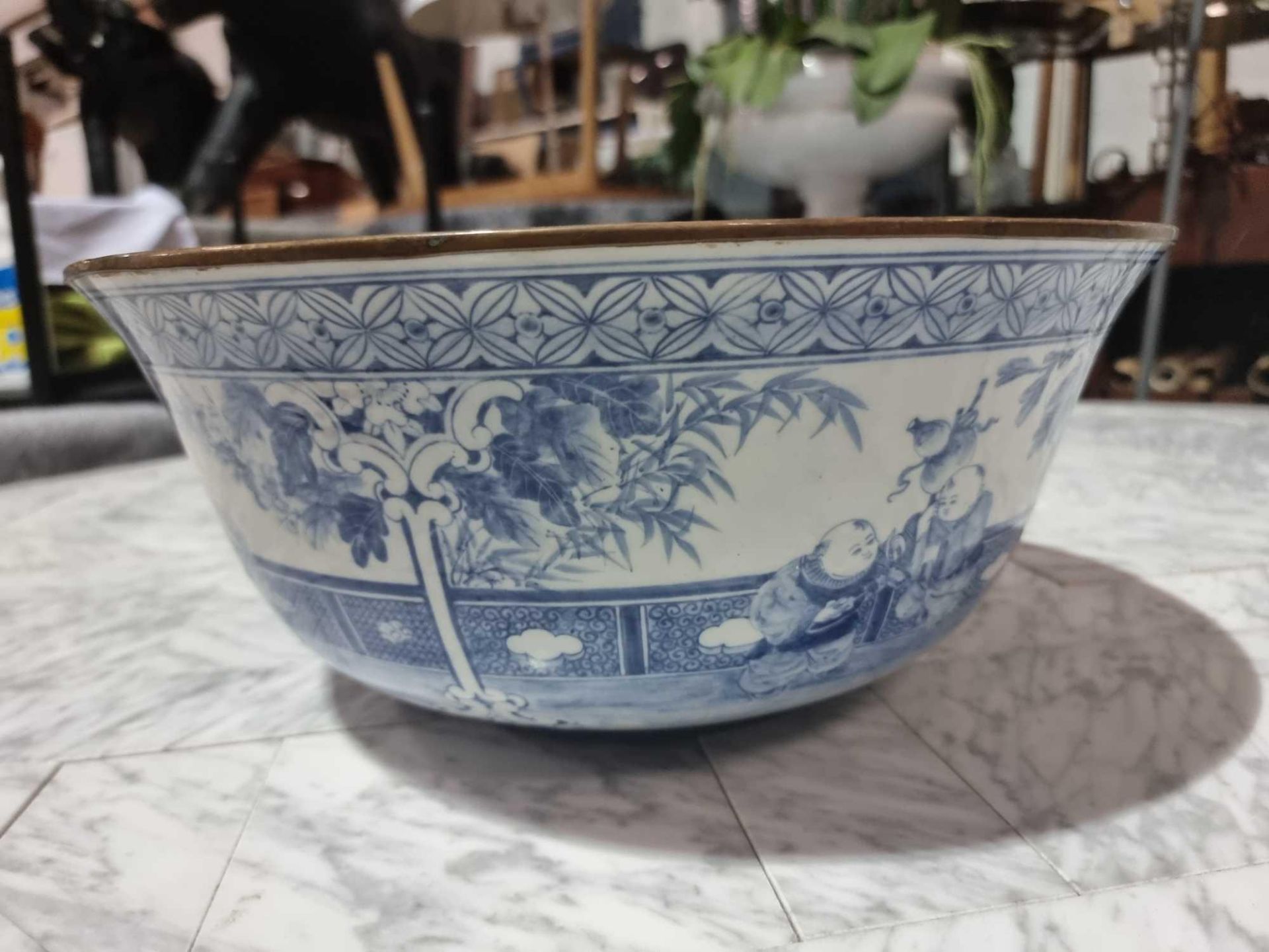 Maitland Smith Hand Made Porcelain Chinoiserie Bowl Elaborately Decorated With Children Playing, - Bild 3 aus 5